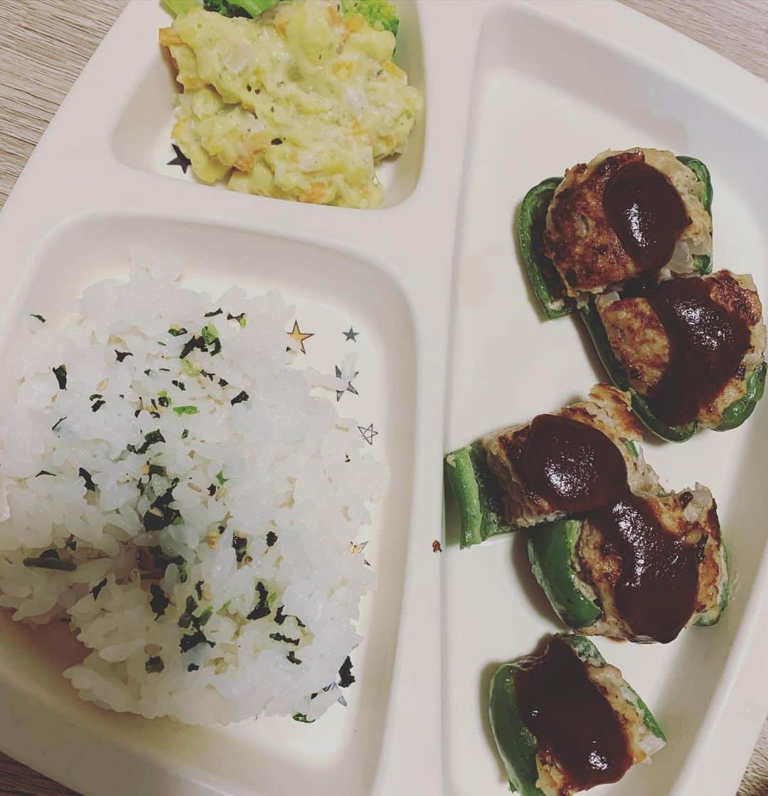 板垣あずささんのインスタグラム写真 - (板垣あずさInstagram)「載せてなかった王子飯 載せよっと🙄❣️ 最近写真撮る前に手を出されるから 写真盛れない🤣 時間勝負 笑 #王子飯 #ピーマンの肉詰め #さつまいもサラダ」12月18日 10時32分 - itagaki_azusa