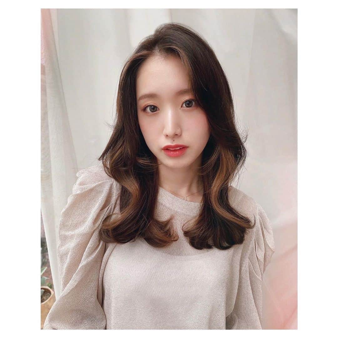 前原穂高のインスタグラム：「ヨシンモリ🇰🇷✖️フェイスフレーミング💁‍♀️  @im_haruka29  @violet_hairsalon   #美容室Violet #表参道ヘアサロン #表参道美容室 #表参道美容院 #フェイスフレーミング #韓国パーマ #韓国ガール #ふんわりパーマ #韓国美人 #20代ヘアスタイル #韓国ヘアスタイル #韓国ヘアアレンジ #根元パーマ #韓国ヘアー #40代ヘアスタイル #30代ヘアスタイル #ヨシンモリ #韓国トレンド #韓国風 #韓国スタイル #韓国ヘア #韓国女子 #韓国メイク #韓国好き   12月前原穂高店舗出勤スケジュール  🗼→表参道店 ⚓️→横浜店  12月18日(金)🗼 12月19日(土)🗼 12月20日(日)🗼 12月21日(月)🗼 12月23日(水)🗼 12月24日(木)⚓️ 12月25日(金)🗼 12月26日(土)🗼 12月27日(日)🗼 12月28日(月)🗼 12月30日(水)🗼 12月31日(木)🗼」