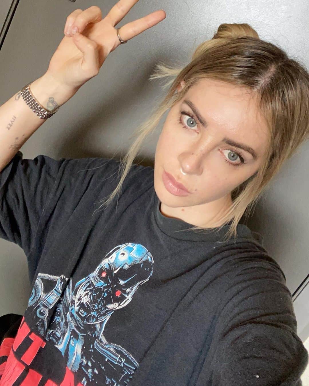 アリソン・ワンダーランドのインスタグラム：「Quarantine day 7 out of 14. This is fine.  We can’t leave our rooms really but I am more than happy to do this so I can get out and play a festival in a country where there is zero covid. Also I have started working out (lol)」