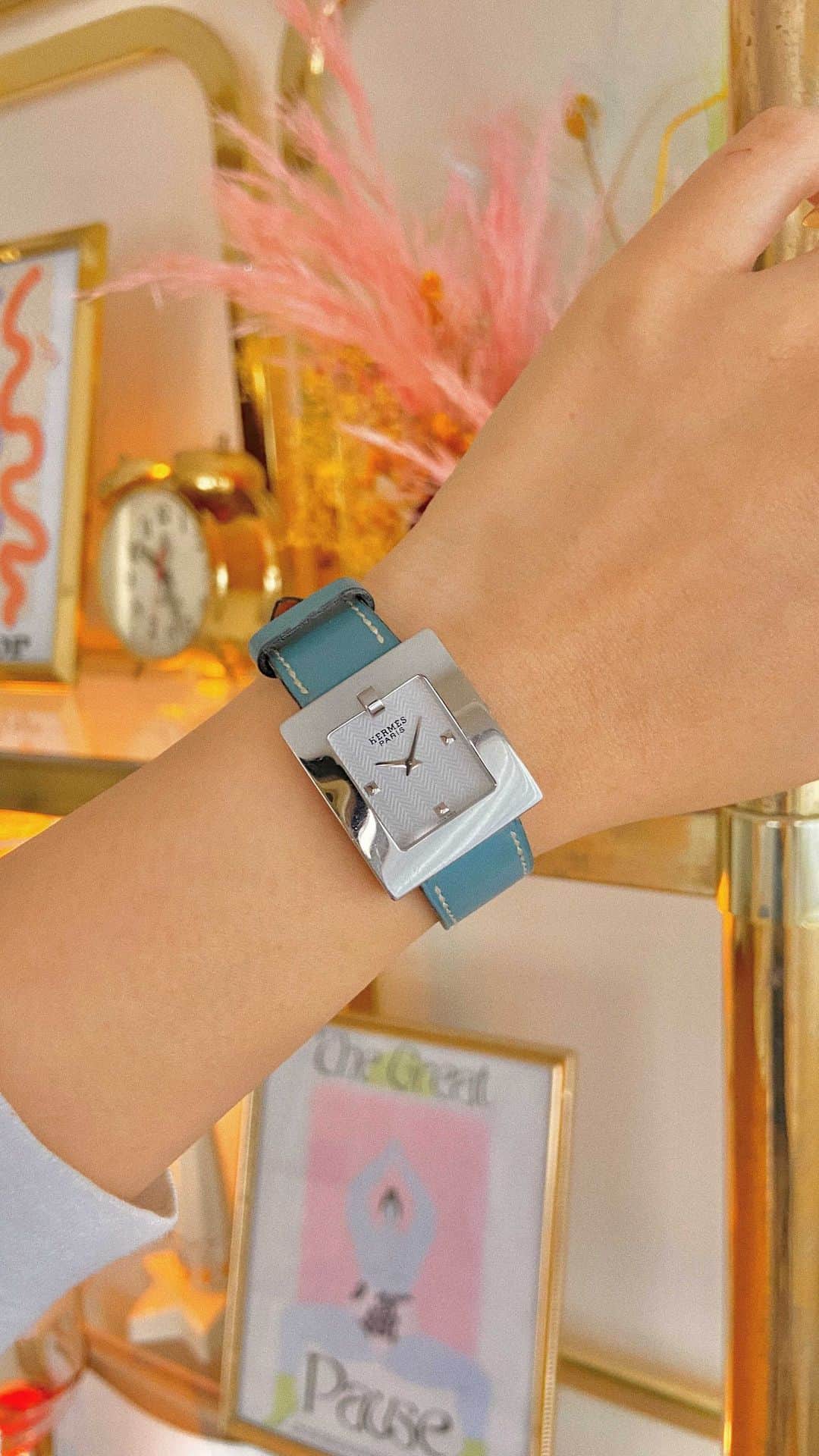 のインスタグラム：「HERMES Changeable belt watch✨ 1999, Made in 🇨🇭 #hermes #vintageqoo #onlinenow  —————————- Music Darling by DJ Quads」