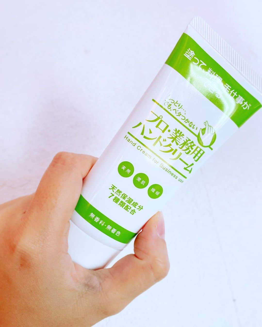 のインスタグラム：「@professionaluse_ プロ業務用ハンドクリーム買った😳タグあったからつけとく🏷 ストーリーで流したらインスタで仲良くなった地元ままも使ってた😃✨❤️お揃い💕💕💕  馬油かアロエとかしてたけど、結構ハンドクリームベタベタするのおおくてスマホぬめったりとかあるから、ベタつかず、すぐ馴染んで保湿できるのさがしてた。 購入したプロ用は、ご飯とかぬったまま作っても大丈夫ってアットコスメでみかけてゲットしきた！プチプラ！香り付きのとか昔は好きだったからそーゆーのだったけど、オカン家事せなあかんしちょーどええ！！！サラサラ！！！  ほんと、冬場は水仕事で手荒れとアカギレで毎年手がガザガサでパックリきれて血だらけなるので😂💦💦💦 赤ちゃんゃ料理そのまま大丈夫って素晴らしい！！そしてコスパ✨天然由来でひまわり油らしいよ！！水っぽくてベタつかずサラサラで浸透する感じだった✨ 当分これつけてみる！  @at_cosme  https://www.cosme.net/product/product_id/10095451/top  @professionaluse_  https://www.ya-man.com/brand/professional-use/ (instagram)12/18OPEN https://www.instagram.com/professionaluse_/  #プロ業務用ハンドクリーム#天然由来成分#ハンドクリーム#無香料 #pr#美サイド#主婦の知恵 #まますたぐらむ #料理#赤ちゃん#美活 #カサカサ#潤い#handcream #サラサラ #浸透#安心#安全#ひまわり 油#乾燥肌対策 #ケア#ケア用品#購入品 #プチプラ#美容グッズ#主婦の味方 #子育てママ #手#手荒れ#女子力アップ」