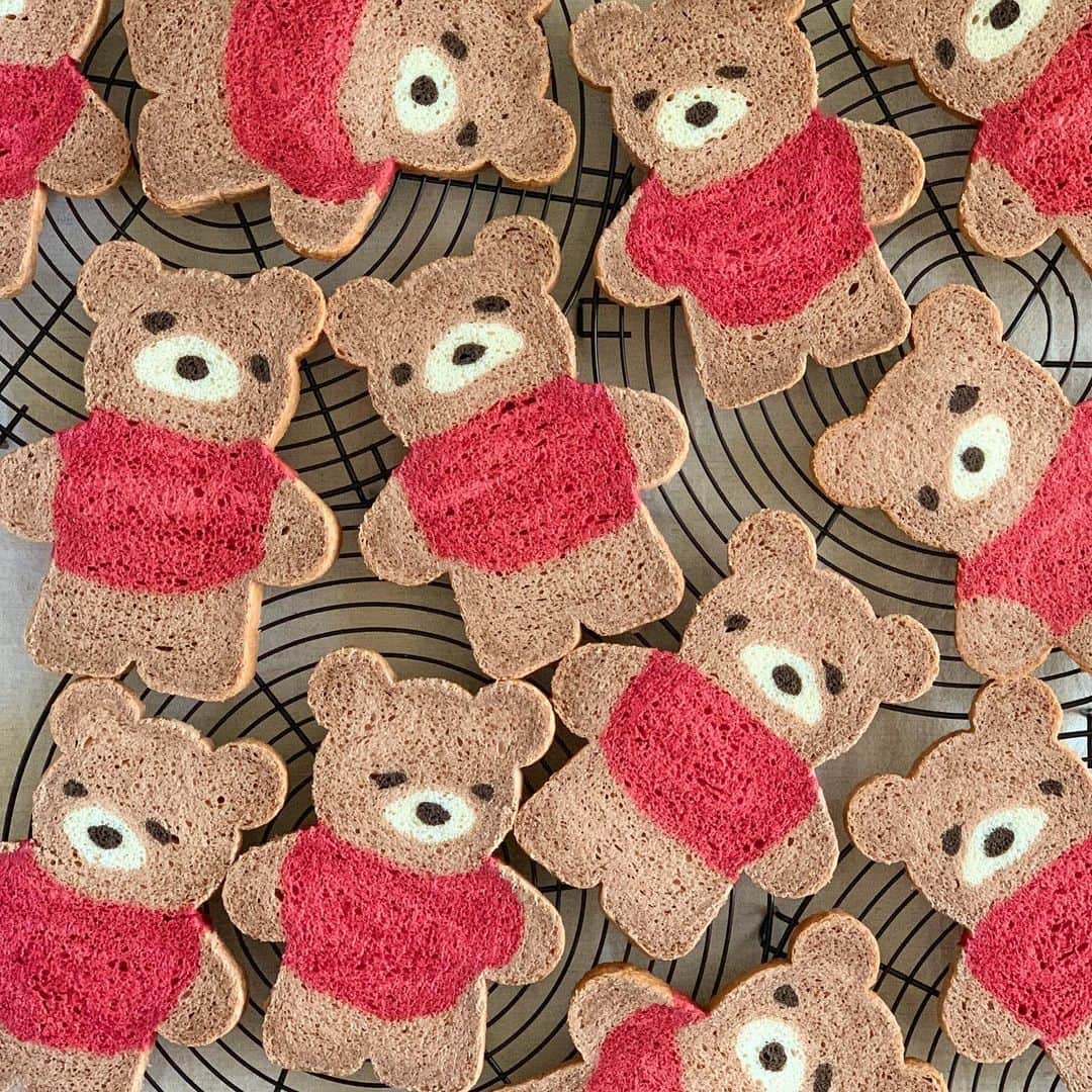 Ranさんのインスタグラム写真 - (RanInstagram)「. . #イラストパン #konelのくまパン  . . Konel Bear Bread 🐻💛  いつもは黄色いお洋服を着ているくまちゃんですが、 クリスマスなので赤いお洋服にお着替えしました♩ . . . . #bread #baker #bakery #teddybear #loafbread #kawaii #bear #japanesefood #kawaiifood #breakfast #toastbread #lunchbox #sandwich #手作りパン #パン #食パン #くまパン #くま好き #テディベア #キミドリファーム #クリスマス #クリスマスプレゼント #クリスマスケーキ #クリスマスごはん #キャラパン #キャラ弁  #パン教室 #konel」12月18日 10時40分 - konel_bread