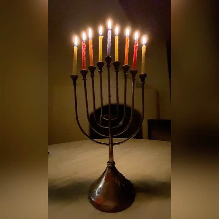 のインスタグラム：「Happy Holidays to you all. Peace. Love. Happy Hanukkah. Merry Christmas. And all that is good. Whew.」