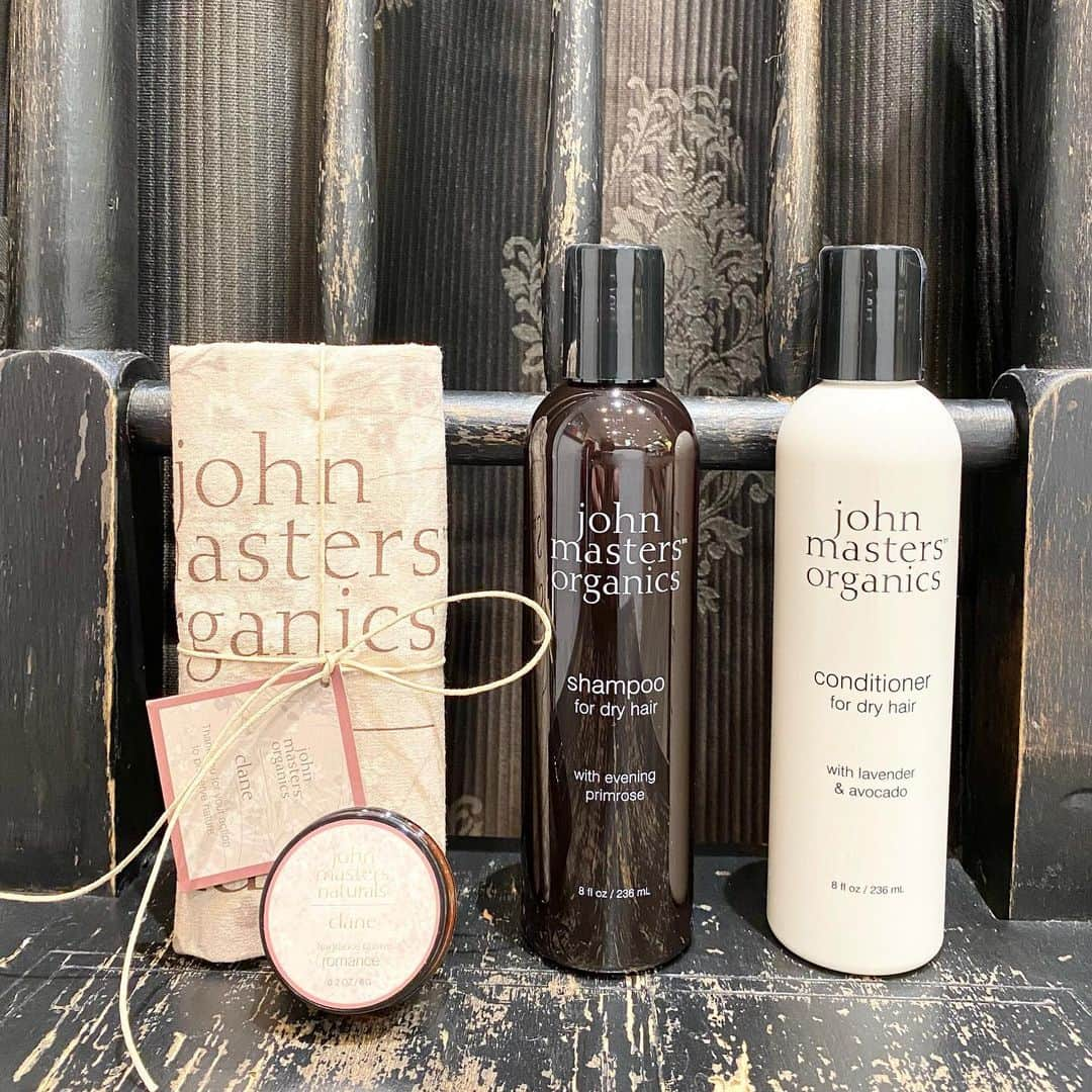 HANSEL&GRETELさんのインスタグラム写真 - (HANSEL&GRETELInstagram)「John masters organics ✖︎ CLANE  幸福感をイメージした 甘美な香りの限定フレグランスが セットになったCLANEとコラボコフレ  オーガニックヘアコフレ ¥12,320(税込)  イブニングPシャンプーN  236mL L&AコンデショナーN 236mL フレグランスバーム　ロマンス　6g 限定エコバッグ ギフトボックスM  #ヘンゼルandグレーテル  #成城コルティ #成城学園前 #成城 #seijo #natural #photo #flower #like #暮らし #生活 #ライフスタイル #ライフスタイルショップ #セレクト #cosmetics  #cosme  #コスメ #johnmastersorganics  #ジョンマスターオーガニック  #ジョンマスター  #オーガニックコスメ  #organic #organiccosmetics  #オーガニック #コフレ #コラボコフレ #clane」12月18日 10時53分 - hansel_and_gretel_official