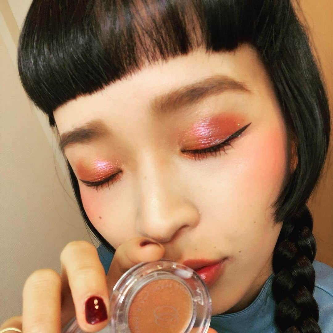 小春さんのインスタグラム写真 - (小春Instagram)「ENBAN TOKYO💄 最近とりあえず最後に目の上に毎回塗ってるアイシャドウからNEWカラーを頂いてしまった…エエ… YouTubeで紹介してるのを発見して下さりまして。わー！くれんの？まじで！え！普通に買うんですけど！ありがとうなんですけど！  新しい色使って目の上塗ったよー。 9 10 11  小春がよく使ってるのは7だヨ7。 でも白いやつも今日レギュラー化された  #enbantokyo」12月18日 10時46分 - suttokodokkoiii