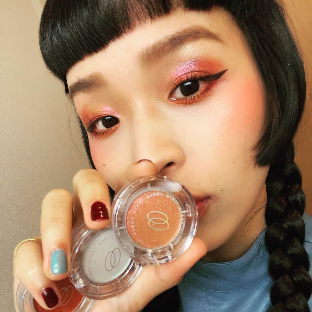 小春のインスタグラム：「ENBAN TOKYO💄 最近とりあえず最後に目の上に毎回塗ってるアイシャドウからNEWカラーを頂いてしまった…エエ… YouTubeで紹介してるのを発見して下さりまして。わー！くれんの？まじで！え！普通に買うんですけど！ありがとうなんですけど！  新しい色使って目の上塗ったよー。 9 10 11  小春がよく使ってるのは7だヨ7。 でも白いやつも今日レギュラー化された  #enbantokyo」