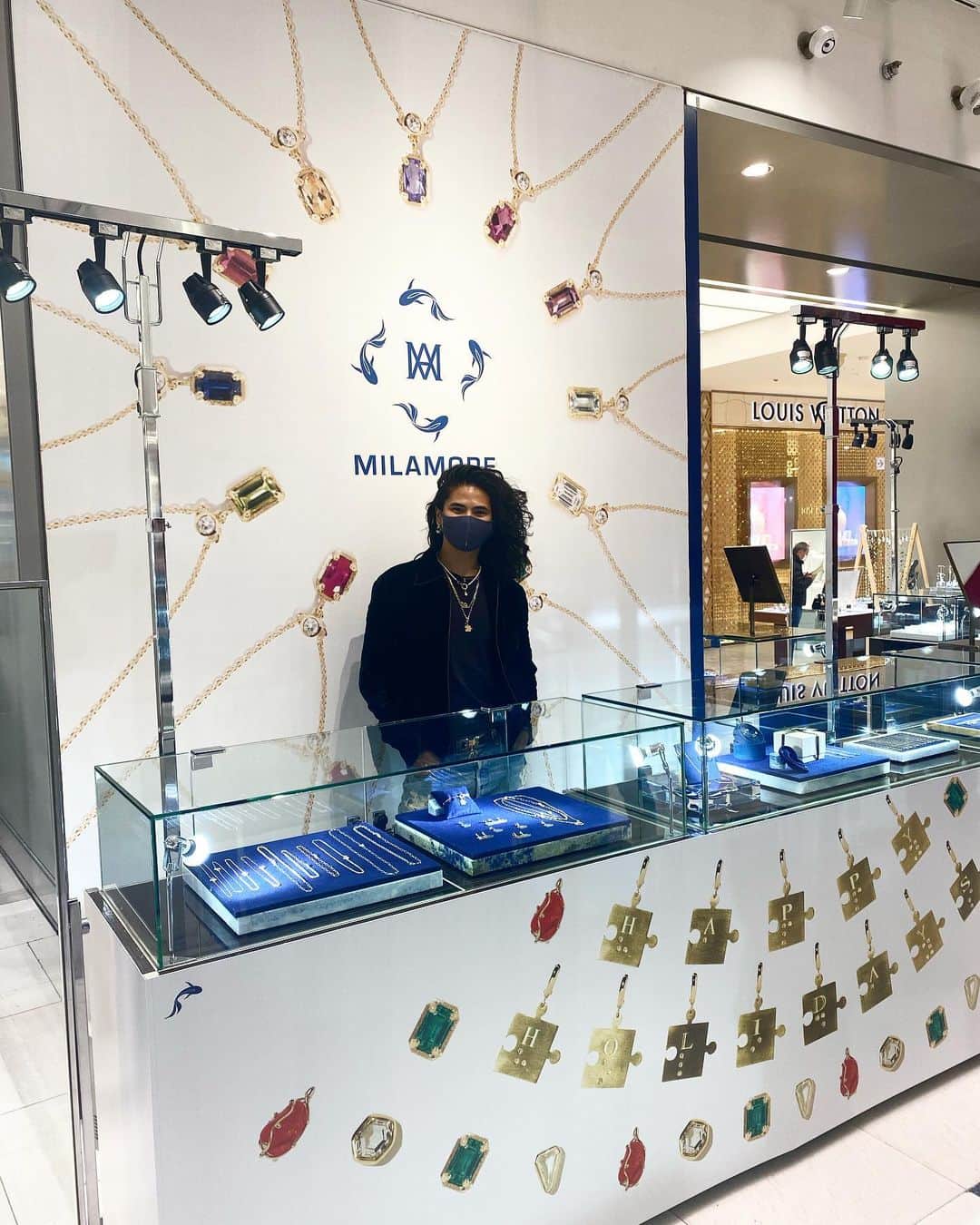 稲木ジョージのインスタグラム：「Another one 🔑 My first popup in Ginza Tokyo! @matsuyaginza 🤩🕺 同時ポップアップ、in 銀座&梅田！ 大好評のバースストーンで時計を作り、パズルチャームでHAPPY HOLIDAYS🎄🎁 クリスマス当日まで松屋銀座でやってます🧏🏽‍♂️❤️」