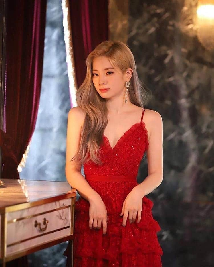 ダヒョンさんのインスタグラム写真 - (ダヒョンInstagram)「Dahyun in red ❤️」12月18日 10時49分 - dahyun.news