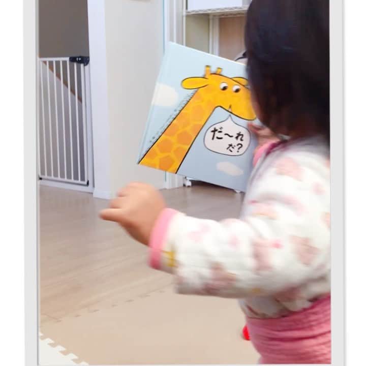 erikaのインスタグラム：「いつの間にお片付けが出来るようになったの？ 母感激っ🥺✨ 昨日できなかったのに今日出来る事ってこの時期増えてきますよね！  お片付けなど、率先して出来るようになったら良いなぁと思って、#ニトリで#スチールラック　を買って装着してみました。  上手くいって良かった♡  #赤ちゃんのいる暮らし#赤ちゃんのいる生活#何気ない日常#くせ毛ベビー#１歳2ヶ月#女の子ベビー#令和ベビー #女の子のママ#ママ友募集 #ベビライフ#ベビフル#ママリ#コドモノ#コドモダカラ#ベビライフ#赤ちゃん写真#育児記録#お片付け #子ども収納」