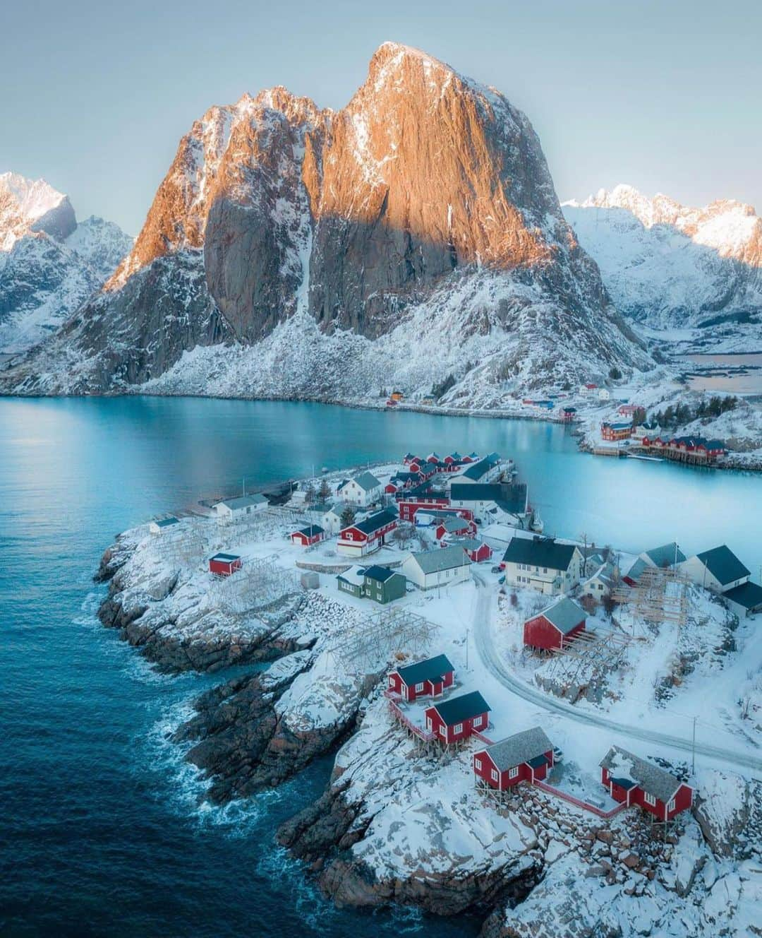 Wonderful Placesさんのインスタグラム写真 - (Wonderful PlacesInstagram)「Beautiful winter in Lofoten - Norway ✨❤️❤️❤️✨ . Picture by ✨✨@ryanresatka✨✨ #wonderful_places for a feature ❤️」12月18日 2時00分 - wonderful_places