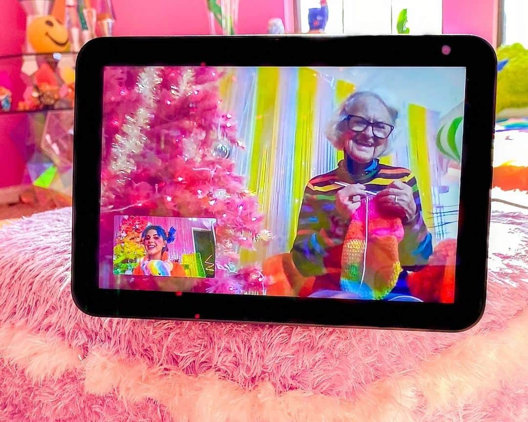 ファンキーグランマさんのインスタグラム写真 - (ファンキーグランマInstagram)「Staying Connected During the Holidays & Hanging out with My Great Granddaughter Virtually has Never been so Comfortable Thanks to the @Amazon Echo Show 8 🤪💋 #ad #ForTheGrams #AskAlexa」12月18日 1時54分 - baddiewinkle