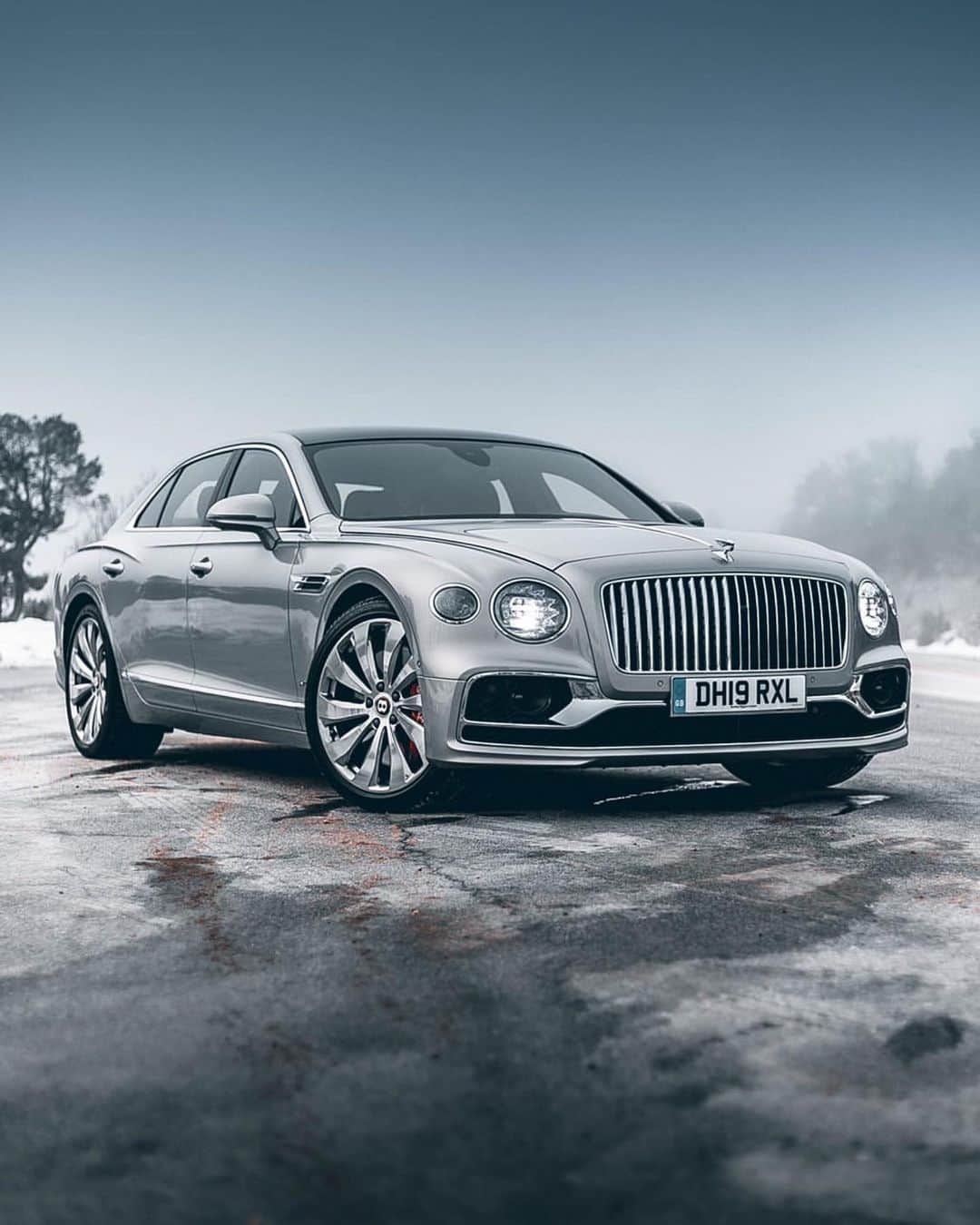 のインスタグラム：「The ultimate ice breaker to the luxury conversation. The #NewFlyingSpur. #WorldOfBentley _ #Bentley Flying Spur WLTP drive cycle: combined fuel consumption: 19.1 mpg (14.8 l/100 km), combined CO₂: 337 g/km. Photos by @bentleylasvegas」