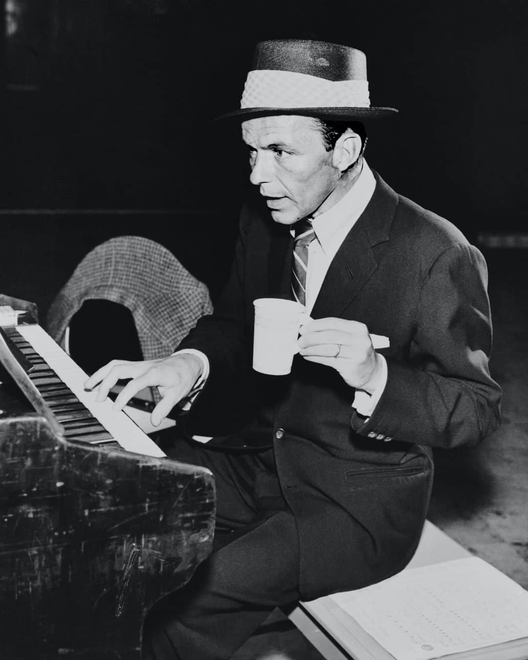 ボリオリさんのインスタグラム写真 - (ボリオリInstagram)「When one thinks of the music that characterized the entire twentieth century worldwide, one cannot fail to mention Frank Sinatra. Thanks to his extraordinary singing skills and his voice recognizable all over the world he was nicknamed "The Voice". But Frank Sinatra was not only a talented artist but also a style icon. In fact, as a good Italian, during his memorable performances that moved entire generations, he loved to dress with impeccable elegance but at the same time simple for his cheerful and modest way of doing things.⁣ ⁣ Link in Bio⁣ #Boglioli #Blackandwhite #giradischi #FrankSinatra #music #voice#style #icon」12月18日 2時01分 - boglioliofficial