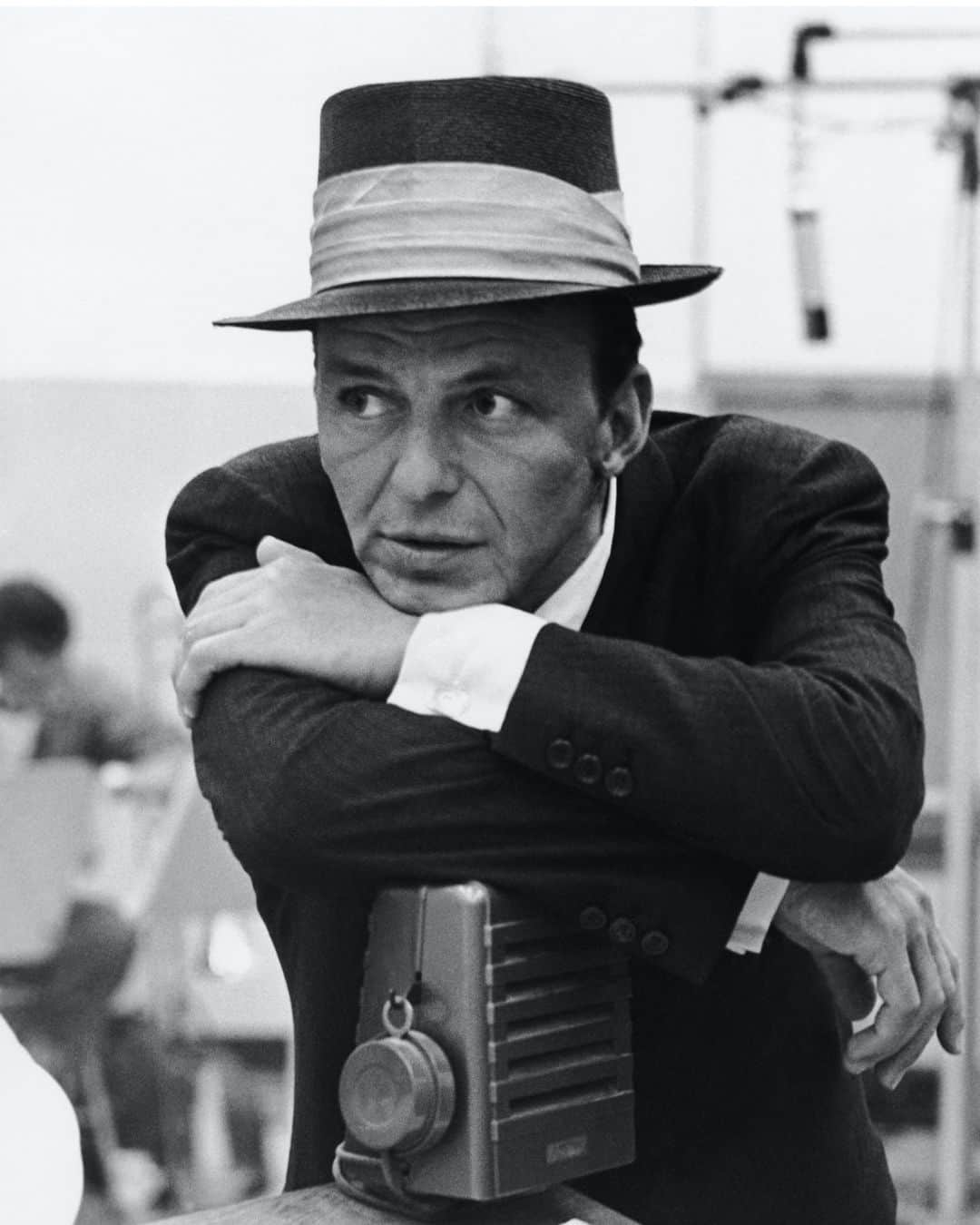ボリオリさんのインスタグラム写真 - (ボリオリInstagram)「When one thinks of the music that characterized the entire twentieth century worldwide, one cannot fail to mention Frank Sinatra. Thanks to his extraordinary singing skills and his voice recognizable all over the world he was nicknamed "The Voice". But Frank Sinatra was not only a talented artist but also a style icon. In fact, as a good Italian, during his memorable performances that moved entire generations, he loved to dress with impeccable elegance but at the same time simple for his cheerful and modest way of doing things.⁣ ⁣ Link in Bio⁣ #Boglioli #Blackandwhite #giradischi #FrankSinatra #music #voice#style #icon」12月18日 2時01分 - boglioliofficial