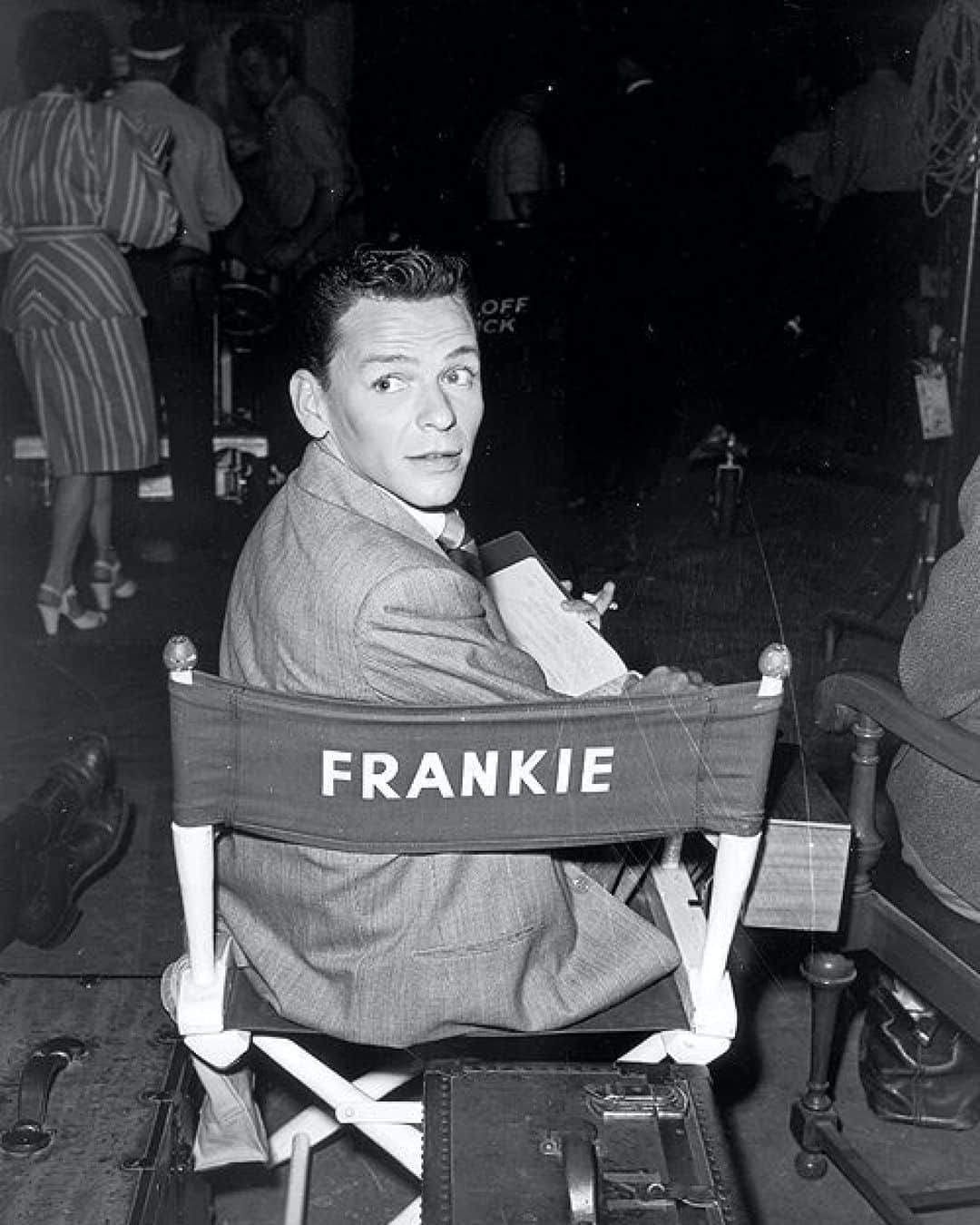 ボリオリさんのインスタグラム写真 - (ボリオリInstagram)「When one thinks of the music that characterized the entire twentieth century worldwide, one cannot fail to mention Frank Sinatra. Thanks to his extraordinary singing skills and his voice recognizable all over the world he was nicknamed "The Voice". But Frank Sinatra was not only a talented artist but also a style icon. In fact, as a good Italian, during his memorable performances that moved entire generations, he loved to dress with impeccable elegance but at the same time simple for his cheerful and modest way of doing things.⁣ ⁣ Link in Bio⁣ #Boglioli #Blackandwhite #giradischi #FrankSinatra #music #voice#style #icon」12月18日 2時01分 - boglioliofficial