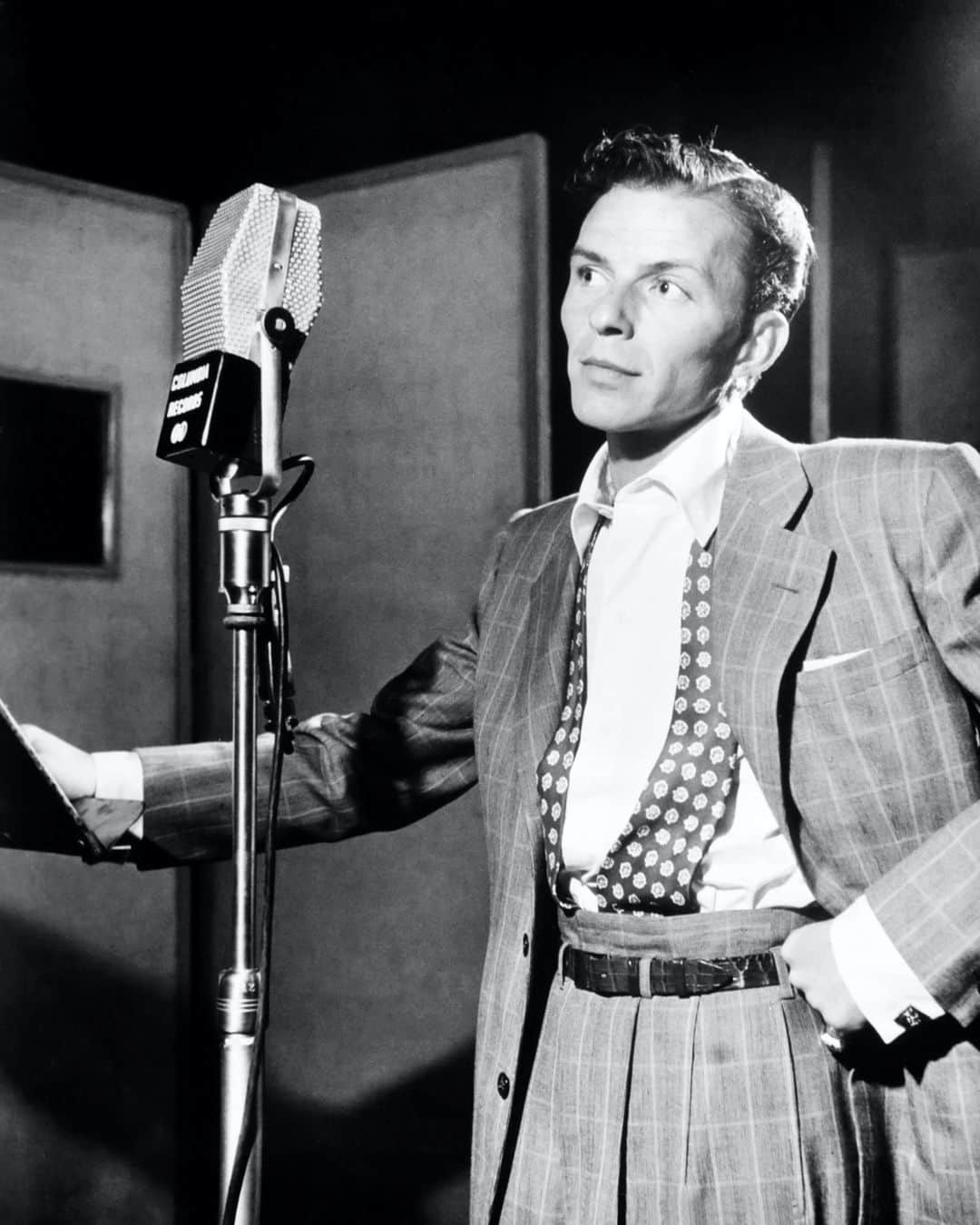 ボリオリさんのインスタグラム写真 - (ボリオリInstagram)「When one thinks of the music that characterized the entire twentieth century worldwide, one cannot fail to mention Frank Sinatra. Thanks to his extraordinary singing skills and his voice recognizable all over the world he was nicknamed "The Voice". But Frank Sinatra was not only a talented artist but also a style icon. In fact, as a good Italian, during his memorable performances that moved entire generations, he loved to dress with impeccable elegance but at the same time simple for his cheerful and modest way of doing things.⁣ ⁣ Link in Bio⁣ #Boglioli #Blackandwhite #giradischi #FrankSinatra #music #voice#style #icon」12月18日 2時01分 - boglioliofficial