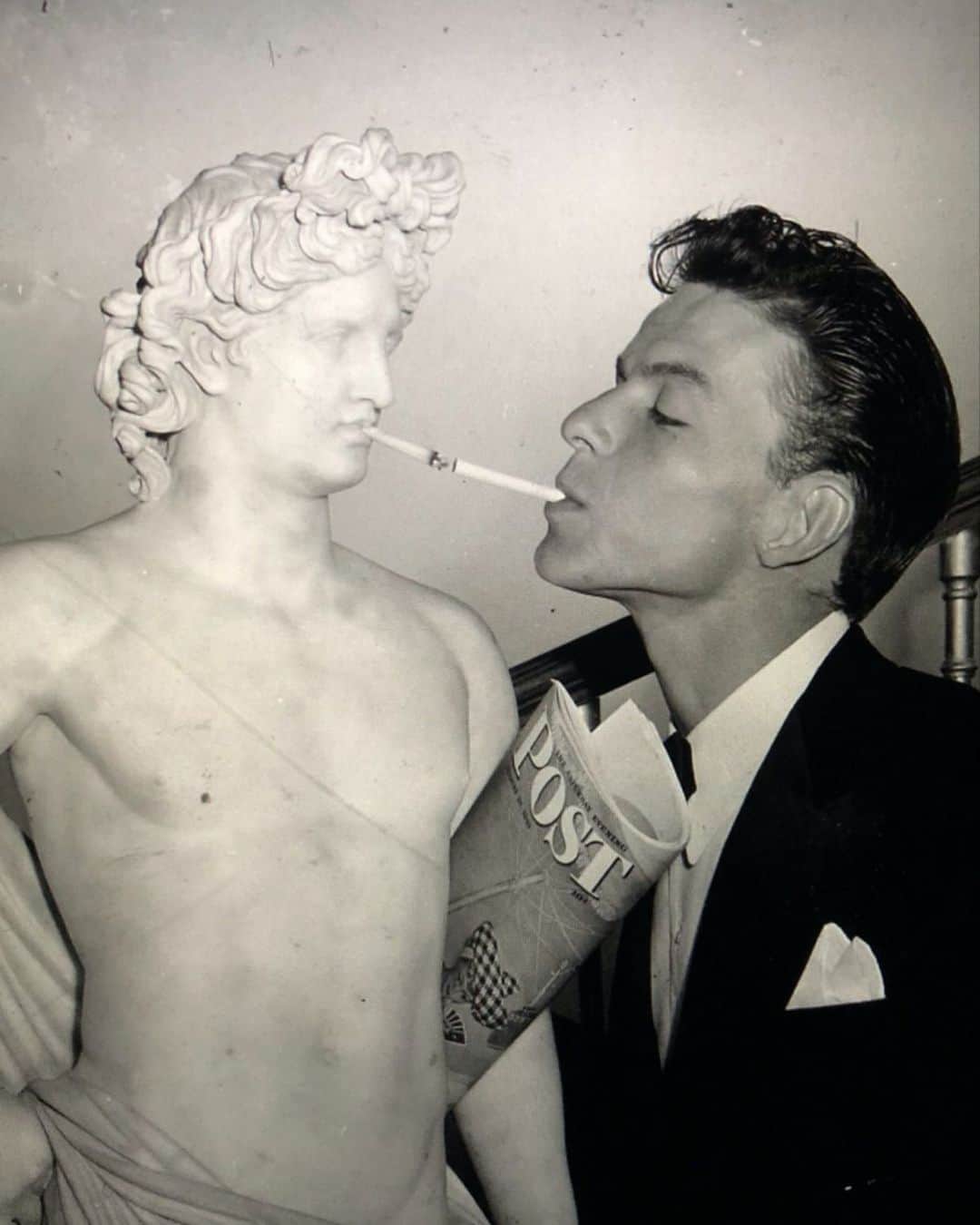 ボリオリさんのインスタグラム写真 - (ボリオリInstagram)「When one thinks of the music that characterized the entire twentieth century worldwide, one cannot fail to mention Frank Sinatra. Thanks to his extraordinary singing skills and his voice recognizable all over the world he was nicknamed "The Voice". But Frank Sinatra was not only a talented artist but also a style icon. In fact, as a good Italian, during his memorable performances that moved entire generations, he loved to dress with impeccable elegance but at the same time simple for his cheerful and modest way of doing things.⁣ ⁣ Link in Bio⁣ #Boglioli #Blackandwhite #giradischi #FrankSinatra #music #voice#style #icon」12月18日 2時01分 - boglioliofficial
