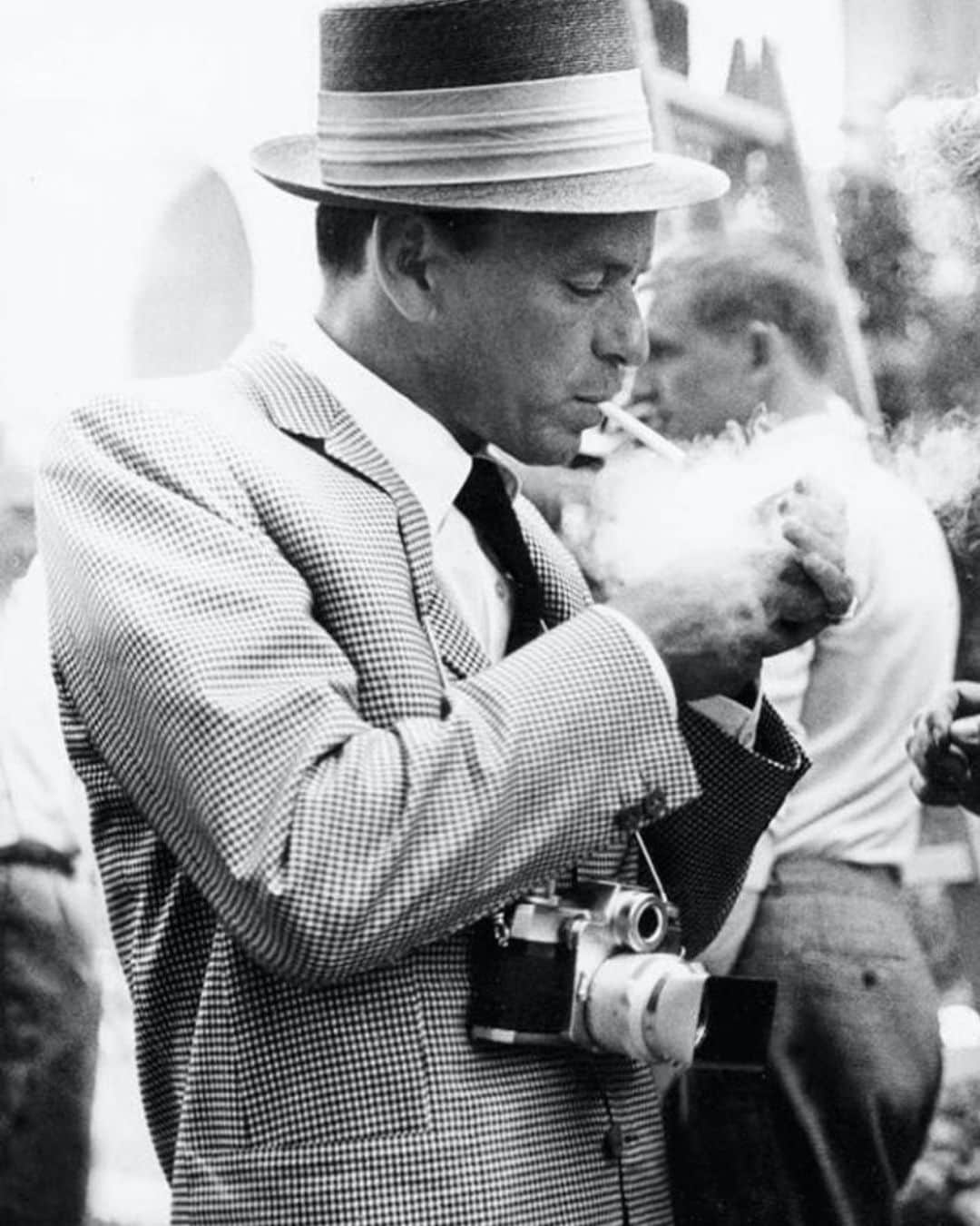 ボリオリさんのインスタグラム写真 - (ボリオリInstagram)「When one thinks of the music that characterized the entire twentieth century worldwide, one cannot fail to mention Frank Sinatra. Thanks to his extraordinary singing skills and his voice recognizable all over the world he was nicknamed "The Voice". But Frank Sinatra was not only a talented artist but also a style icon. In fact, as a good Italian, during his memorable performances that moved entire generations, he loved to dress with impeccable elegance but at the same time simple for his cheerful and modest way of doing things.⁣ ⁣ Link in Bio⁣ #Boglioli #Blackandwhite #giradischi #FrankSinatra #music #voice#style #icon」12月18日 2時01分 - boglioliofficial