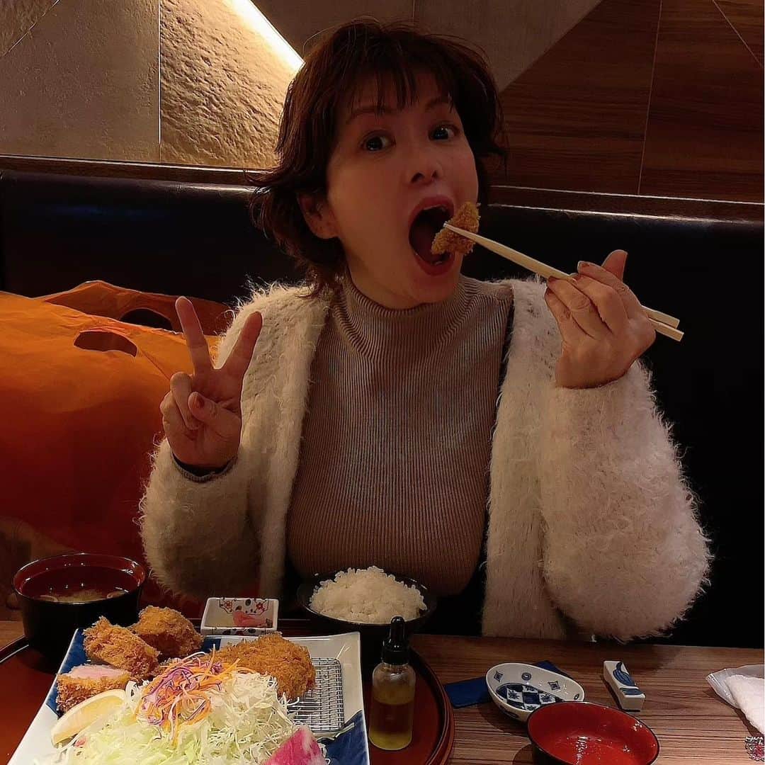 明石ゆいなさんのインスタグラム写真 - (明石ゆいなInstagram)「にっこりケーキちゃん😊﻿ ﻿ 今日はトンカツ食べました🐷﻿ ﻿ デザートで出てきたケーキをニコちゃんマークにしてみた😊✌️しがち﻿ ﻿ ﻿ #母みえこ﻿ #大阪出身﻿ #自由人代表﻿ #ストレス無さそう﻿ ﻿」12月18日 1時56分 - cosmo_meropon