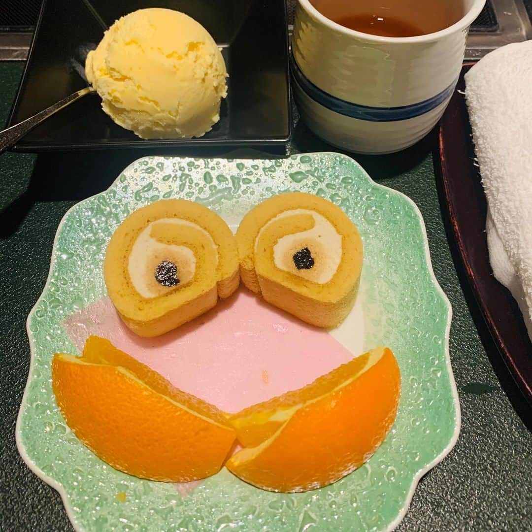 明石ゆいなさんのインスタグラム写真 - (明石ゆいなInstagram)「にっこりケーキちゃん😊﻿ ﻿ 今日はトンカツ食べました🐷﻿ ﻿ デザートで出てきたケーキをニコちゃんマークにしてみた😊✌️しがち﻿ ﻿ ﻿ #母みえこ﻿ #大阪出身﻿ #自由人代表﻿ #ストレス無さそう﻿ ﻿」12月18日 1時56分 - cosmo_meropon