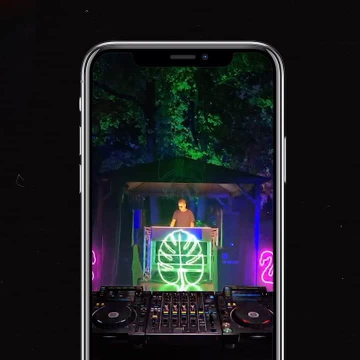 ロビン・シュルツのインスタグラム：「If you can't go out to party, let's Party at Home! 🔥 Check out my new Instagram effect! #robinschulz」