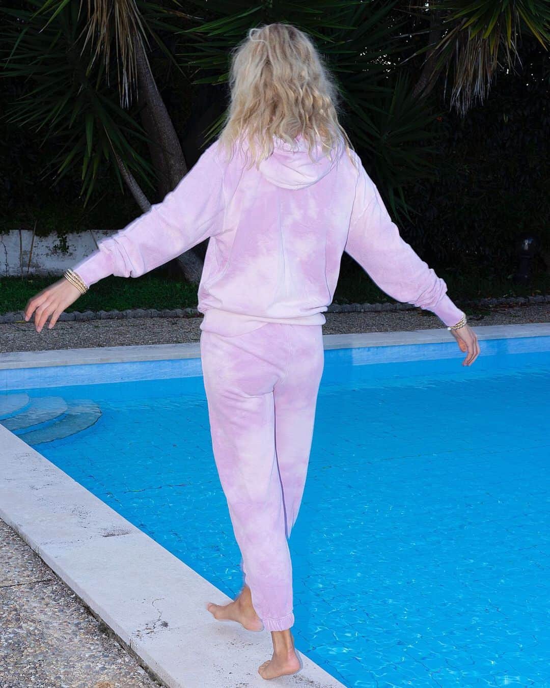 のインスタグラム：「We’re not changing out of this set until 2021 🎀 Shop the tie-dye restock, live now on Dannijo.com 🛒〰️」