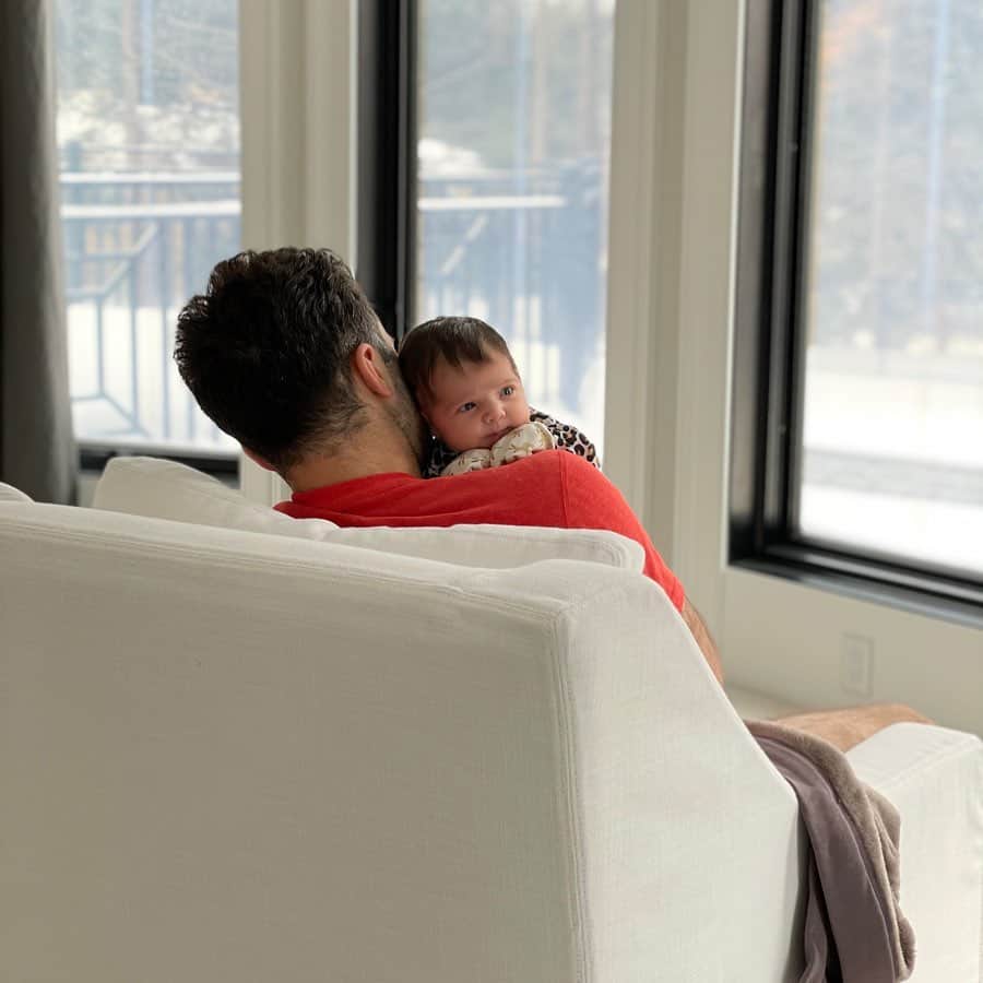 ジュゼッペ・ロッシのインスタグラム：「Snowy winter mornings with the girl who stole my heart ❤️ #LianaSophiaRossi #mydaughter #girldad」