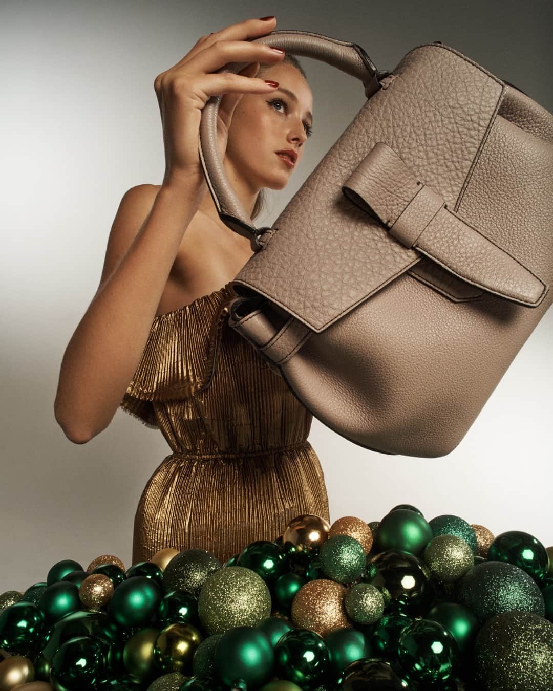 のインスタグラム：「Charlie un jour, Charlie toujours  Charlie – Cuir grainé – Lin Who else is a major Charlie lover? Charlie – Grained leather – Linen #CharlieByLancel #ChristmasIsComing #Lancel」