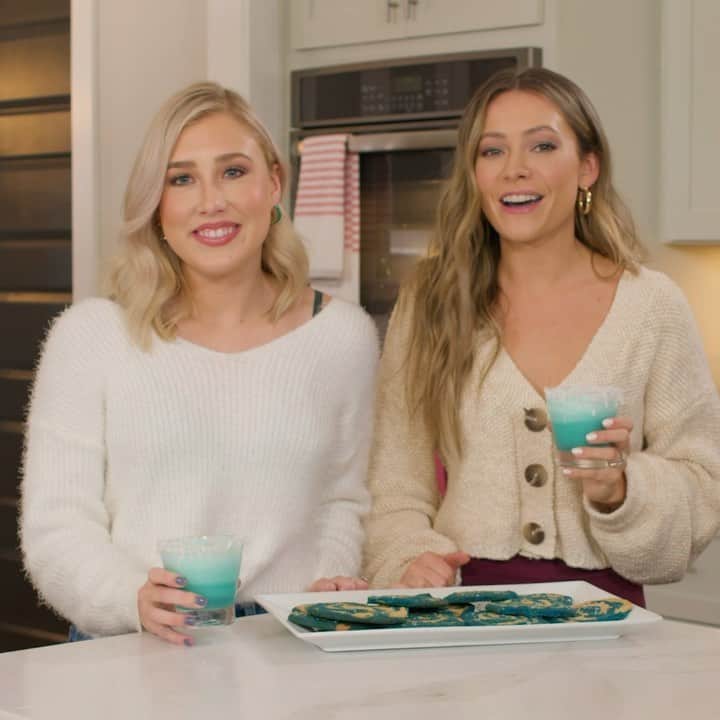 のインスタグラム：「A blue Christmas is exactly what Maddie & Tae are going to get! Episode 2 of Cocktails & Cookies is here. Click the link in bio to see the full episode.」