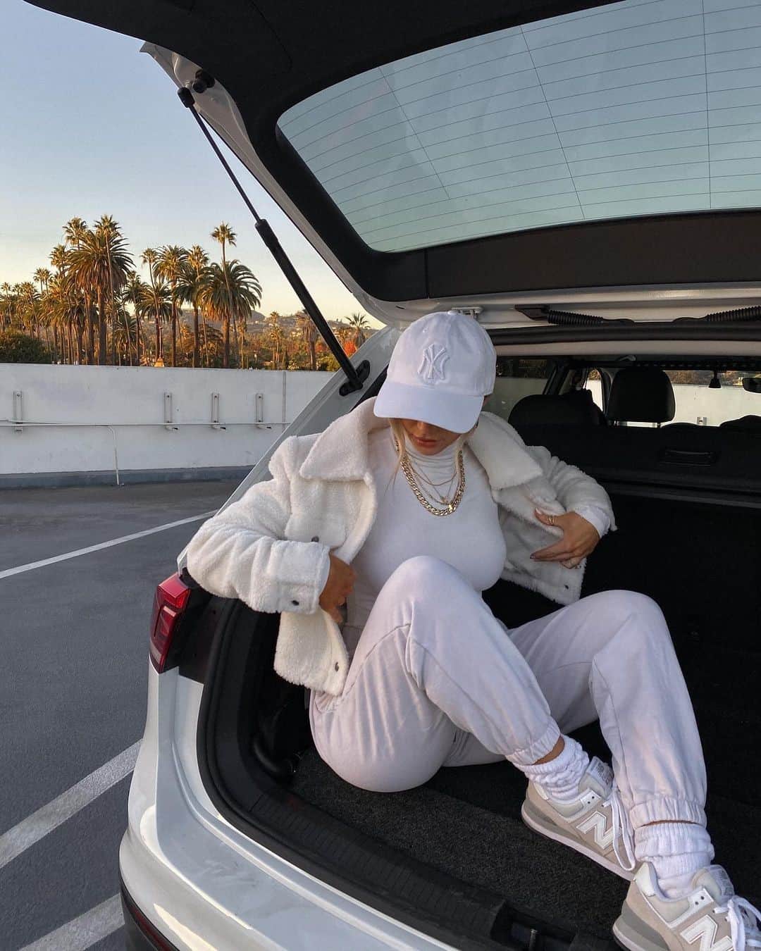 ゲスのインスタグラム：「west coast winter ☁️✨ @blakehealey in the Cropped Teddy Jacket (tap to shop) #LoveGUESS」