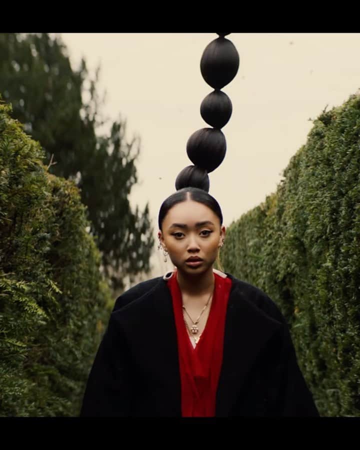 ゼッドのインスタグラム：「The "Inside Out" music video is HERE!!!  Shoutout to @wiffygriffy for this epic performance. Link in bio to watch.」