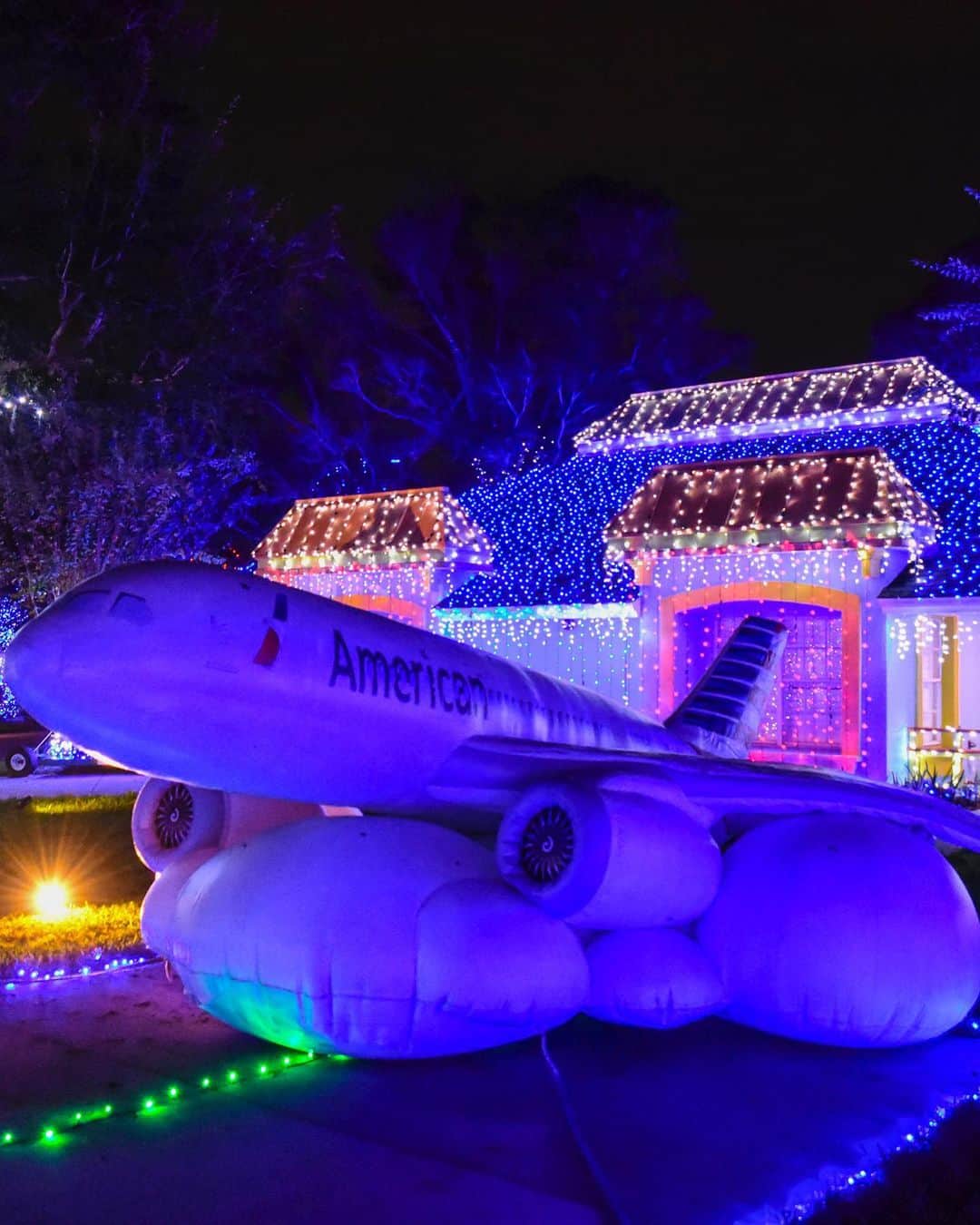 アメリカン航空のインスタグラム：「Just for the holidays, @GKTWVillage has been transformed into a winter wonderland, spreading holiday cheer for children battling life-threatening illnesses. We're proud to play a role in making the holidays a bit brighter — more than 3 million lights brighter. Learn more about the Give Kids The World Village in our Newsroom. #LetGoodTakeFlight」