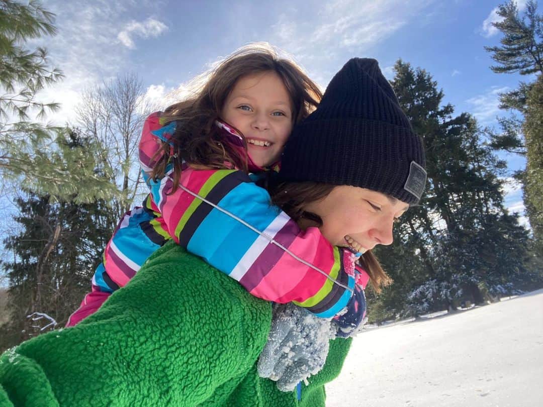 ロージー・オドネルのインスタグラム：「dakota n sophia in the snow #fun」