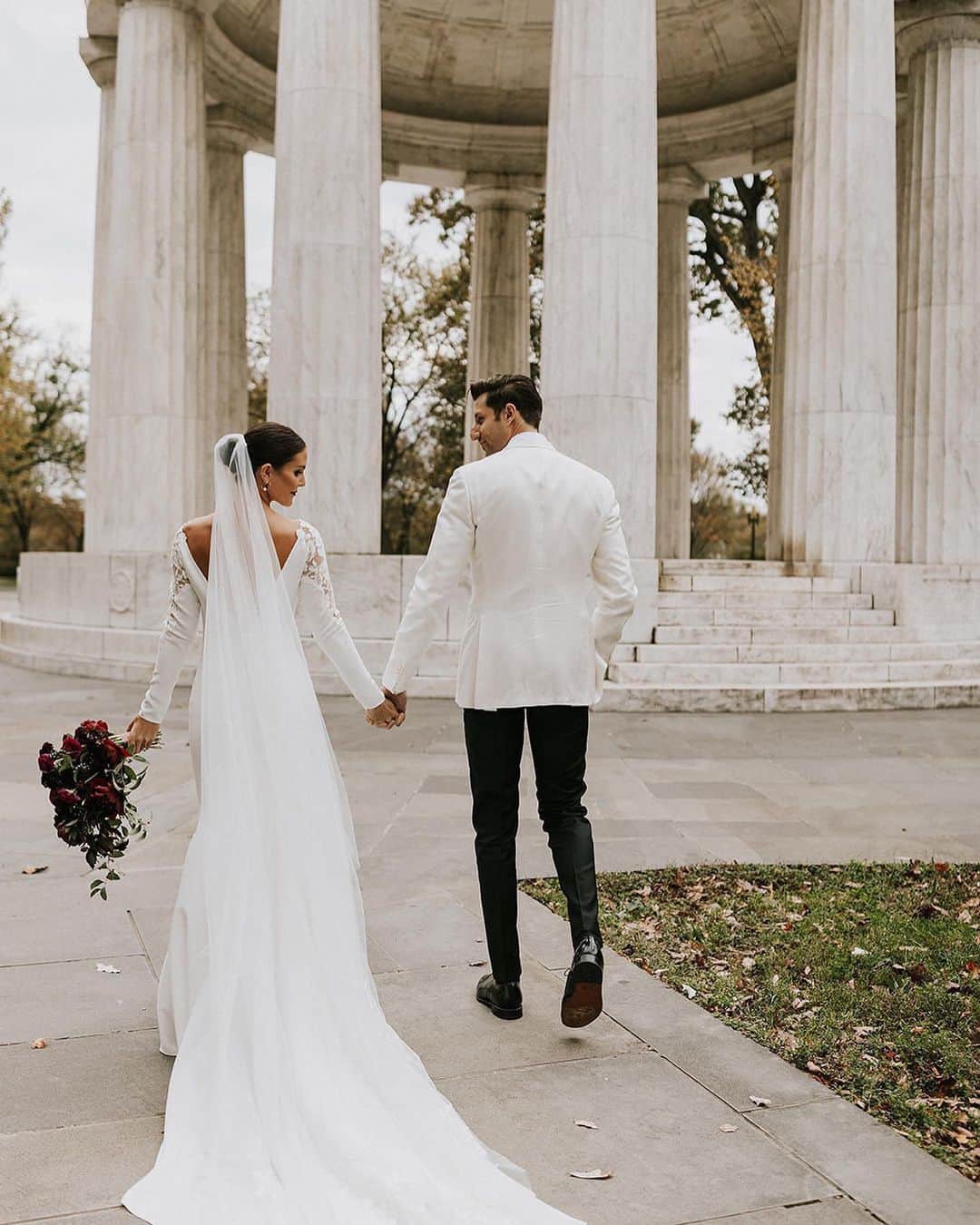 Pronoviasさんのインスタグラム写真 - (PronoviasInstagram)「#2020weddings have been magical and this #PronoviasBride celebrated the perfect fall intimate wedding. Keep swiping to discover the most genuine "first look" moment you will see today. #LoveConquersAll #Pronovias  Dress: Frostia  @barbarahperttulaphotography @doctor.diva @elliesbridal」12月18日 2時18分 - pronovias