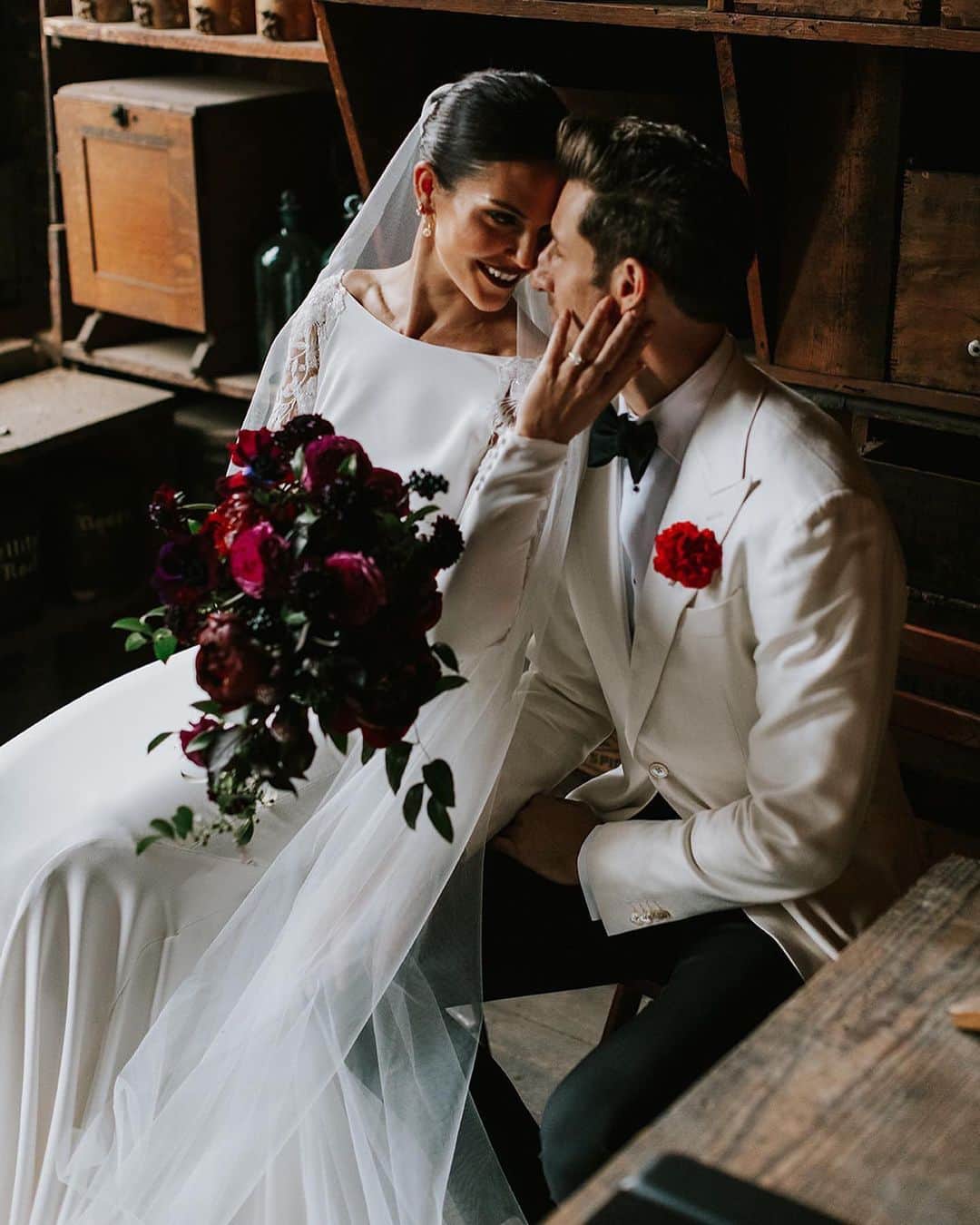 Pronoviasさんのインスタグラム写真 - (PronoviasInstagram)「#2020weddings have been magical and this #PronoviasBride celebrated the perfect fall intimate wedding. Keep swiping to discover the most genuine "first look" moment you will see today. #LoveConquersAll #Pronovias  Dress: Frostia  @barbarahperttulaphotography @doctor.diva @elliesbridal」12月18日 2時18分 - pronovias
