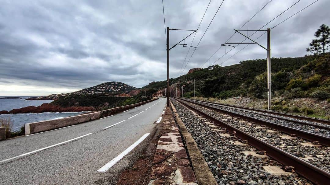 別府史之さんのインスタグラム写真 - (別府史之Instagram)「I am now in Saint-Raphaël in southern France for a private training camp☀️🏖️ The weather is not so good probably I brought rain🌧️ clouds☁️ from the north😅 But, It's warm so I'm training comfortably 😊」12月18日 2時11分 - fumybeppu