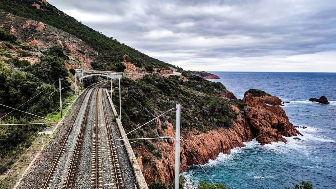 別府史之さんのインスタグラム写真 - (別府史之Instagram)「I am now in Saint-Raphaël in southern France for a private training camp☀️🏖️ The weather is not so good probably I brought rain🌧️ clouds☁️ from the north😅 But, It's warm so I'm training comfortably 😊」12月18日 2時11分 - fumybeppu