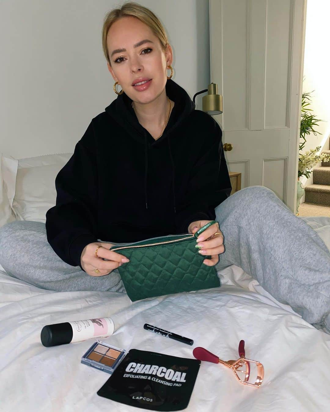 タニヤ・バーさんのインスタグラム写真 - (タニヤ・バーInstagram)「ad Looking forward to trying everything in my @BirchboxUK beauty subscription box - you get 5 handpicked products each month straight to your door which is a great way to try new beauty pieces. Head to @birchboxuk to find out more, I think a subscription could be a really fun gift idea #BirchboxUK🎄✨」12月18日 2時11分 - tanyaburr