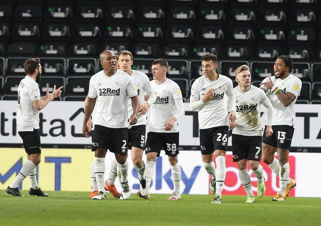 ウェイン・ルーニーのインスタグラム：「Great performance and 3 points ⚪️⚫️ #dcfc」