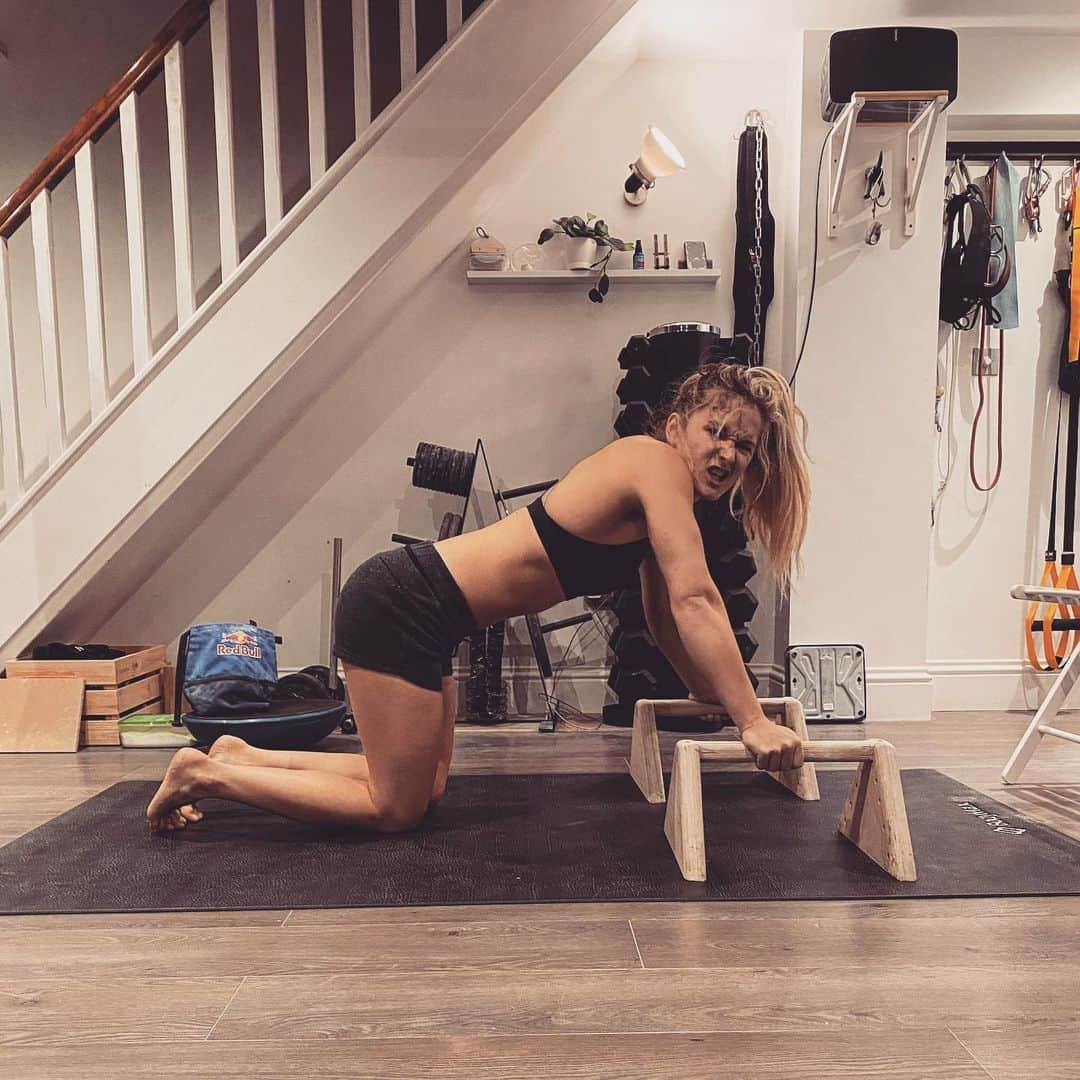 シャウナ・コックジーさんのインスタグラム写真 - (シャウナ・コックジーInstagram)「The struggle is real.  Anyone else hate press-ups?」12月18日 2時12分 - shaunacoxsey