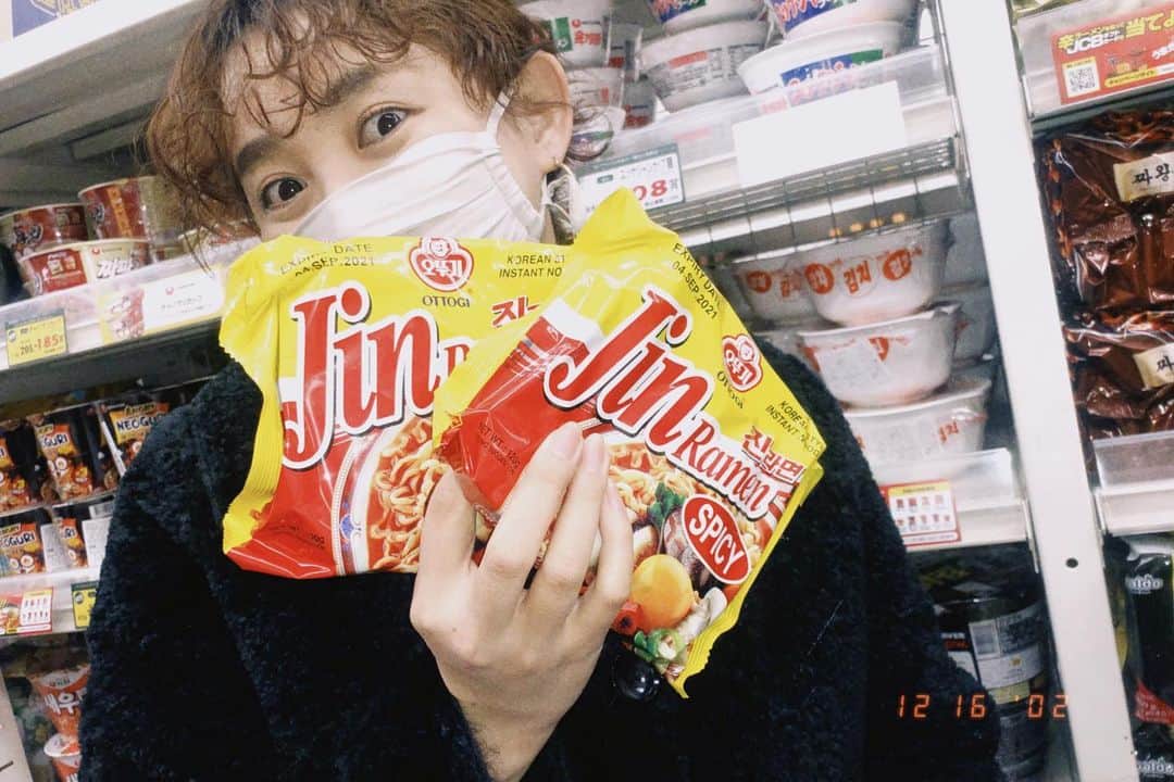 トリイクニコのインスタグラム：「🇰🇷インスタントラーメン 最近人気らしい #jinramen  私的2位🥈 1位は変わらず #チャムケラーメン 👑  チーズボールもジョンノホットクも冷凍食品であったよ！  jinramen マイルドも今度食べてみよう🍜  @kyonkyon621  レンチンのチーズハットク美味しかったら教えてー🙌🏻」
