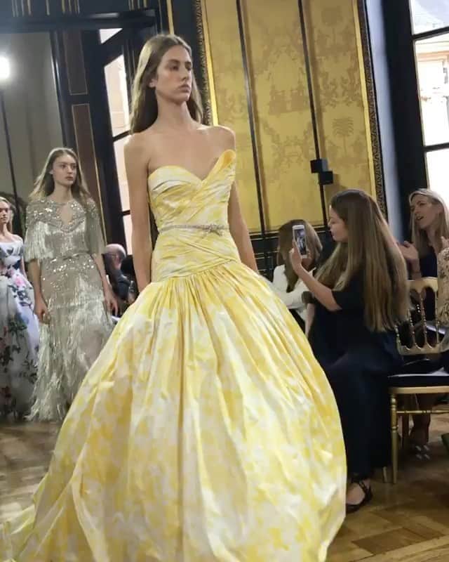 Monique Lhuillierのインスタグラム：「#ThrowbackThursday 💫💗🦋 Dreaming of  our Spring 2018 RTW show in Paris! #moniquelhuillier #tbt #feelinginspired」