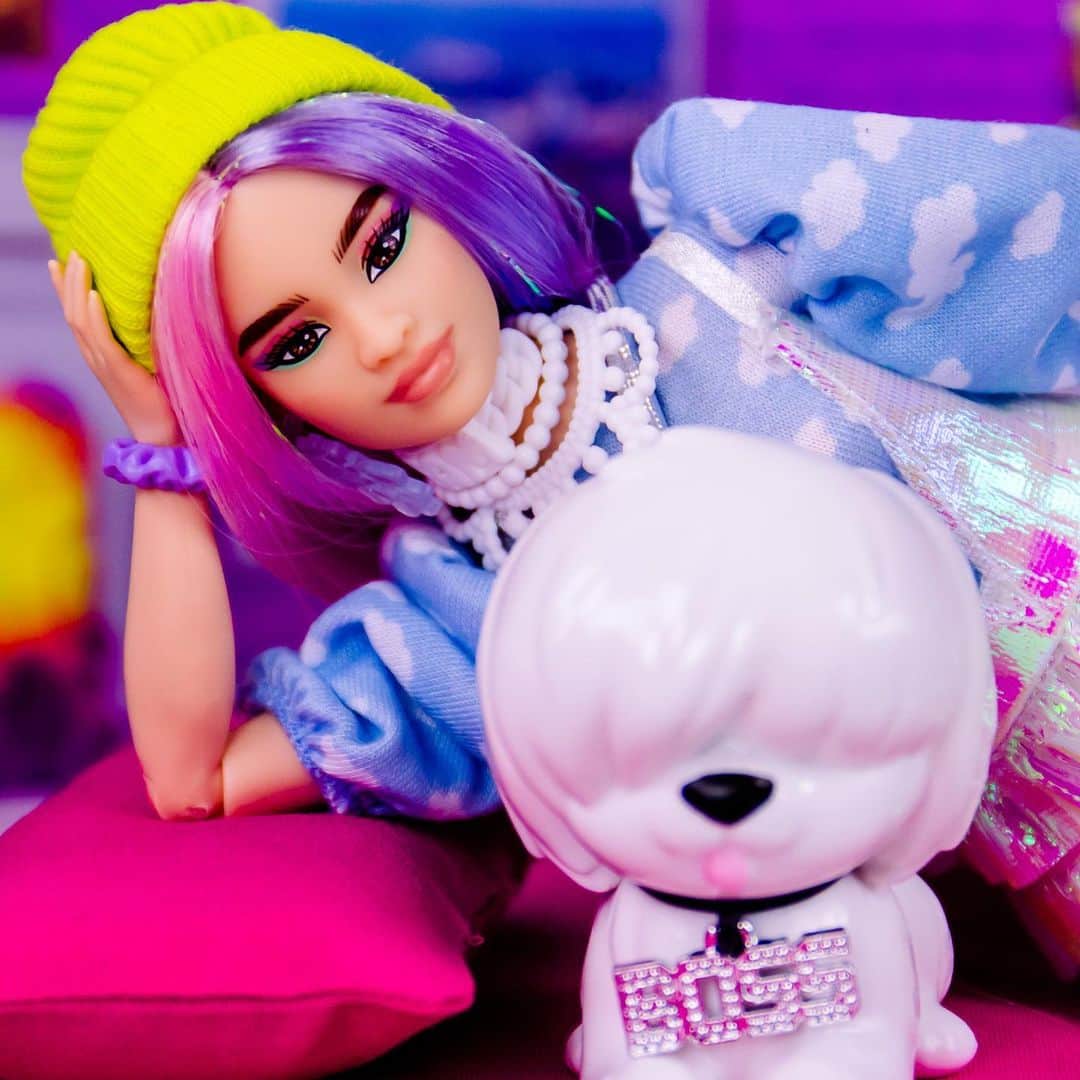 バービーさんのインスタグラム写真 - (バービーInstagram)「Everyone’s a little EXTRA! Check out how @MyFroggyStuff styled her #BarbieEXTRA dolls, and shop the collection now.」12月18日 2時15分 - barbie