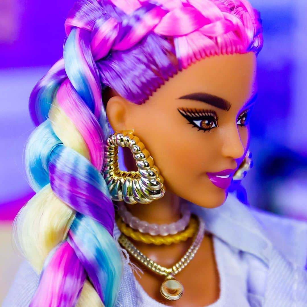 バービーさんのインスタグラム写真 - (バービーInstagram)「Everyone’s a little EXTRA! Check out how @MyFroggyStuff styled her #BarbieEXTRA dolls, and shop the collection now.」12月18日 2時15分 - barbie