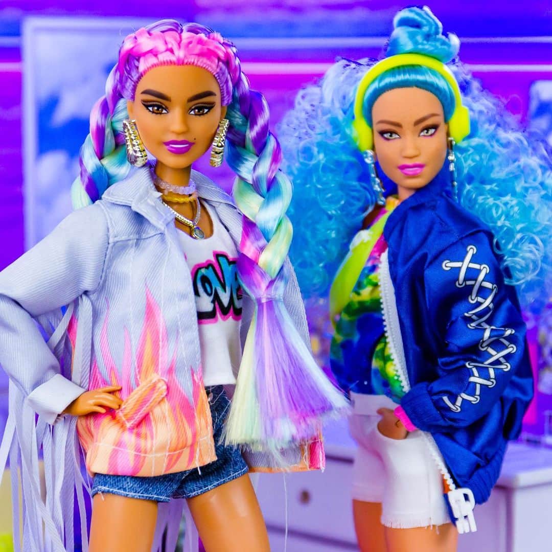 バービーのインスタグラム：「Everyone’s a little EXTRA! Check out how @MyFroggyStuff styled her #BarbieEXTRA dolls, and shop the collection now.」