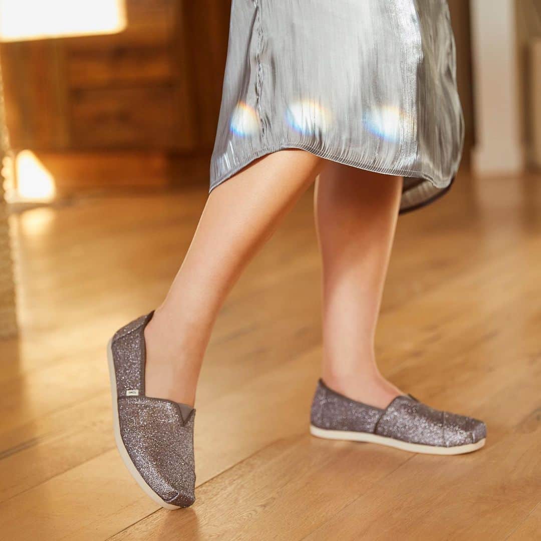 トムズシューズのインスタグラム：「Because shoes this impactful really ought to shine.   Spotted: Our Glitter CloudBound Alpargata in Pewter.」