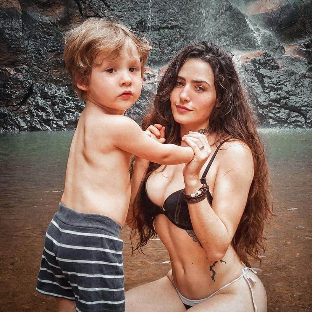 Anna Vargasのインスタグラム：「#TBT Saudades desse lugar perfeito, desse fim de semana perfeito e do meu bebê que tá crescendo mais rápido do que eu consigo aproveitar. 😪💙 . @chalecachoeiradoandorinhao #matogrosso #conhecamatogrosso #cachoeira #amantesdecachoeiras #maeefilho #meubebe #aguadoce」
