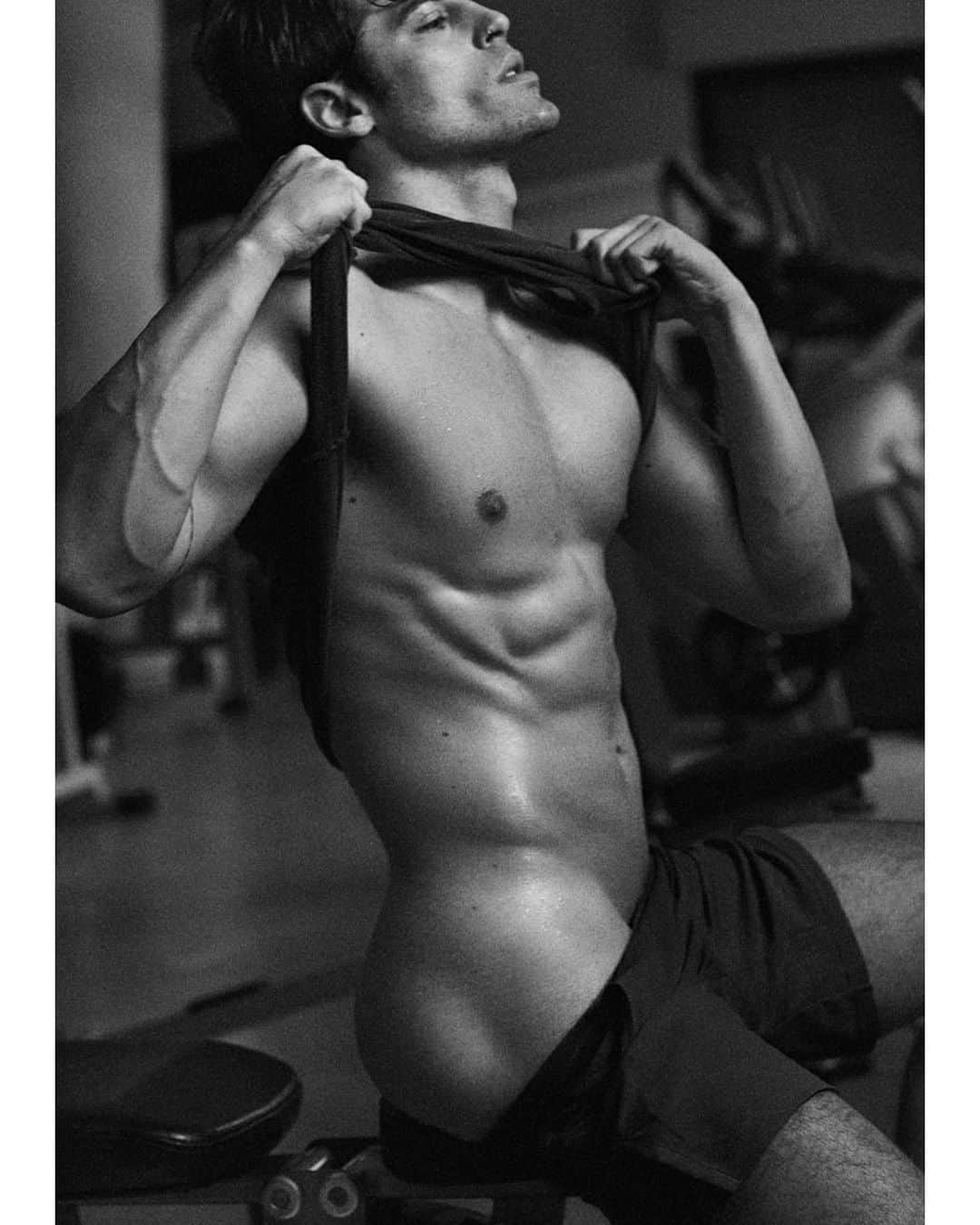 マリオ・テスティーノのインスタグラム：「GYM, 2020⁣ From my series about #Sports, a new image and two new fine art prints to celebrate the end of the year. ⁣ Link in bio. ⁣ _⁣ GIMNASIO, 2020⁣ De mi serie sobre #Deportes, nueva imagen y dos nuevas fotografías originales para celebrar el fin de año. ⁣ Link en bio.⁣ ⁣ #MarioTestino #2020」