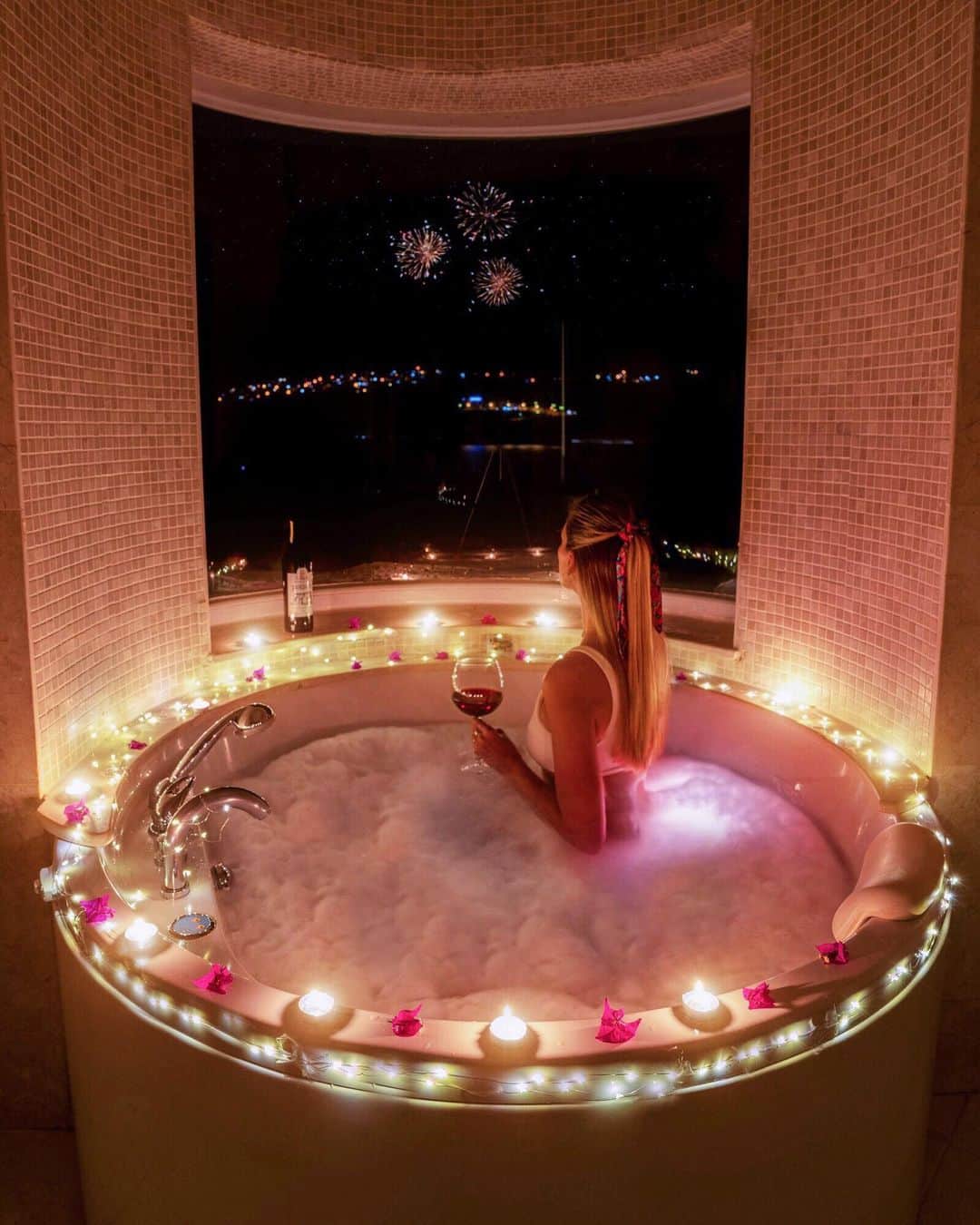 Izkizのインスタグラム：「Candles, music, bubbles & wine 👌🏻 Enjoying the jacuzzi with a view🍷」