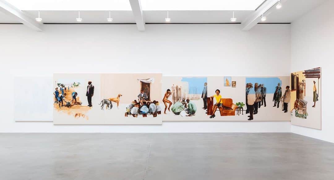 のインスタグラム：「Tune in today at 1pm EST for a dialogue between Meleko Mokgosi and Isaac Julien, hosted by Gagosian in partnership with the Decolonising Arts Institute of the University of the Arts London (UAL) and moderated by Zoé Whitley, director of Chisenhale Gallery, London. The two artists will discuss narrative and montage strategies in their respective practices as painter and filmmaker. The event will be introduced by Gagosian director Louise Neri and UAL Decolonising Arts Institute director susan pui san lok. Follow the link in our bio to register for the event.  This is the third and final event in a season of weekly online dialogues with Mokgosi and selected partners on the on the occasion of "Meleko Mokgosi: Democratic Intuition," the artist's first solo exhibition in the United Kingdom and Europe at Gagosian, Britannia Street, London. __________ #MelekoMokgosi #IsaacJulien #Gagosian @isaacjulien @zoe.whitley @unioftheartslondon @mcevoyarts @chisenhalegallery (1) Installation view, "Meleko Mokgosi: Democratic Intuition," Gagosian, Britannia Street, London, September 29–December 12, 2020. Artwork © Meleko Mokgosi. Photo: Lucy Dawkins; (2) "Installation view, "Lessons of the Hour," McEvoy Foundation for the Arts, San Francisco, October 14, 2020–March 13, 2021. Artwork © Issac Julien. Photo: @henrikkamfoto; (3) Meleko Mokgosi. Photo: courtesy Vilcek Foundation (@vilcekfoundation); (4) Isaac Julien. Photo: Thierry Bal」